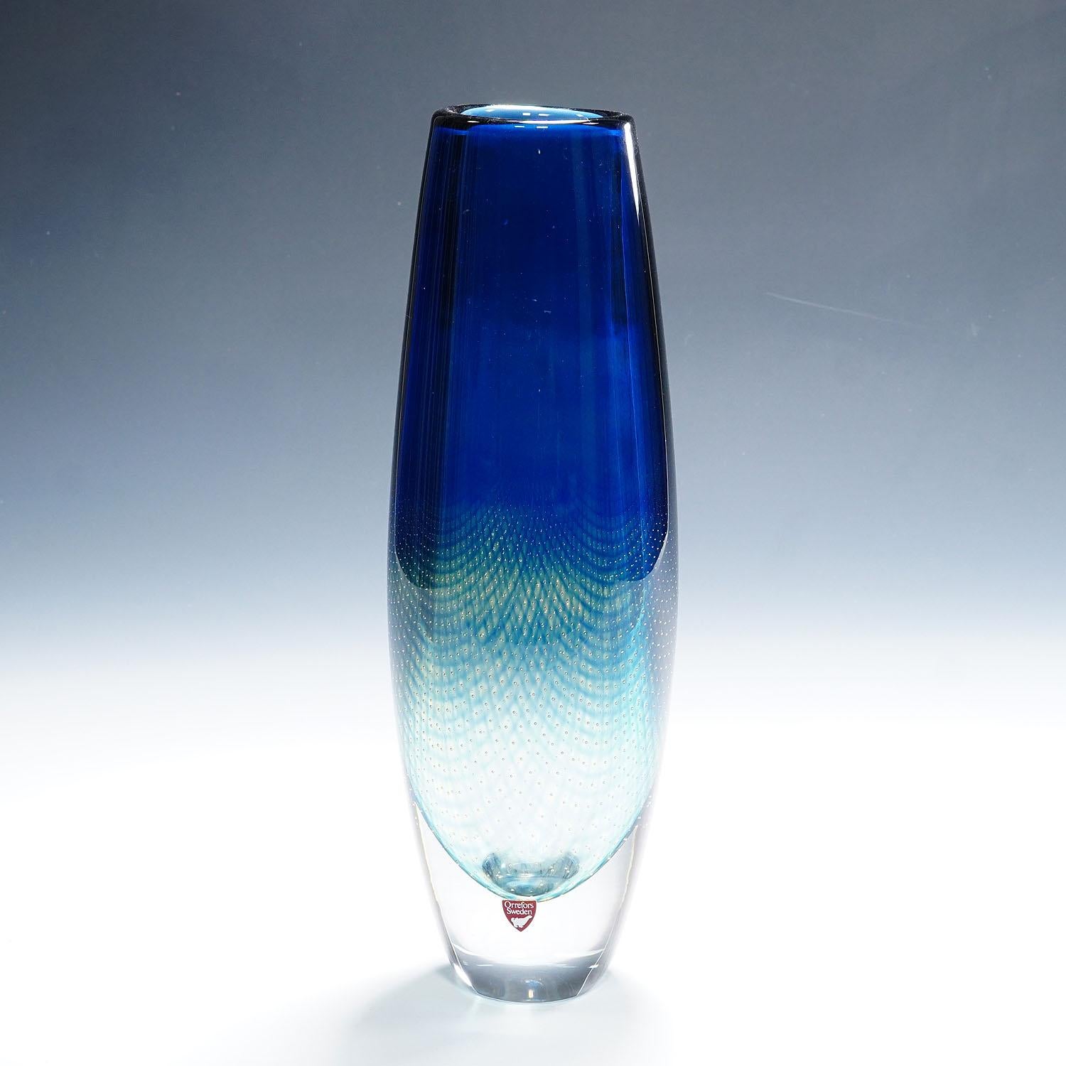 Vase Kraka de Sven Palmquist pour Orrefors, Suède 1955

Un vase vintage de la série Kraka (résille) conçue par Sven Palmquist pour Orrefors Suède en 1954. Kraka fait référence à une légende nordique dans laquelle une belle femme est apparue vêtue
