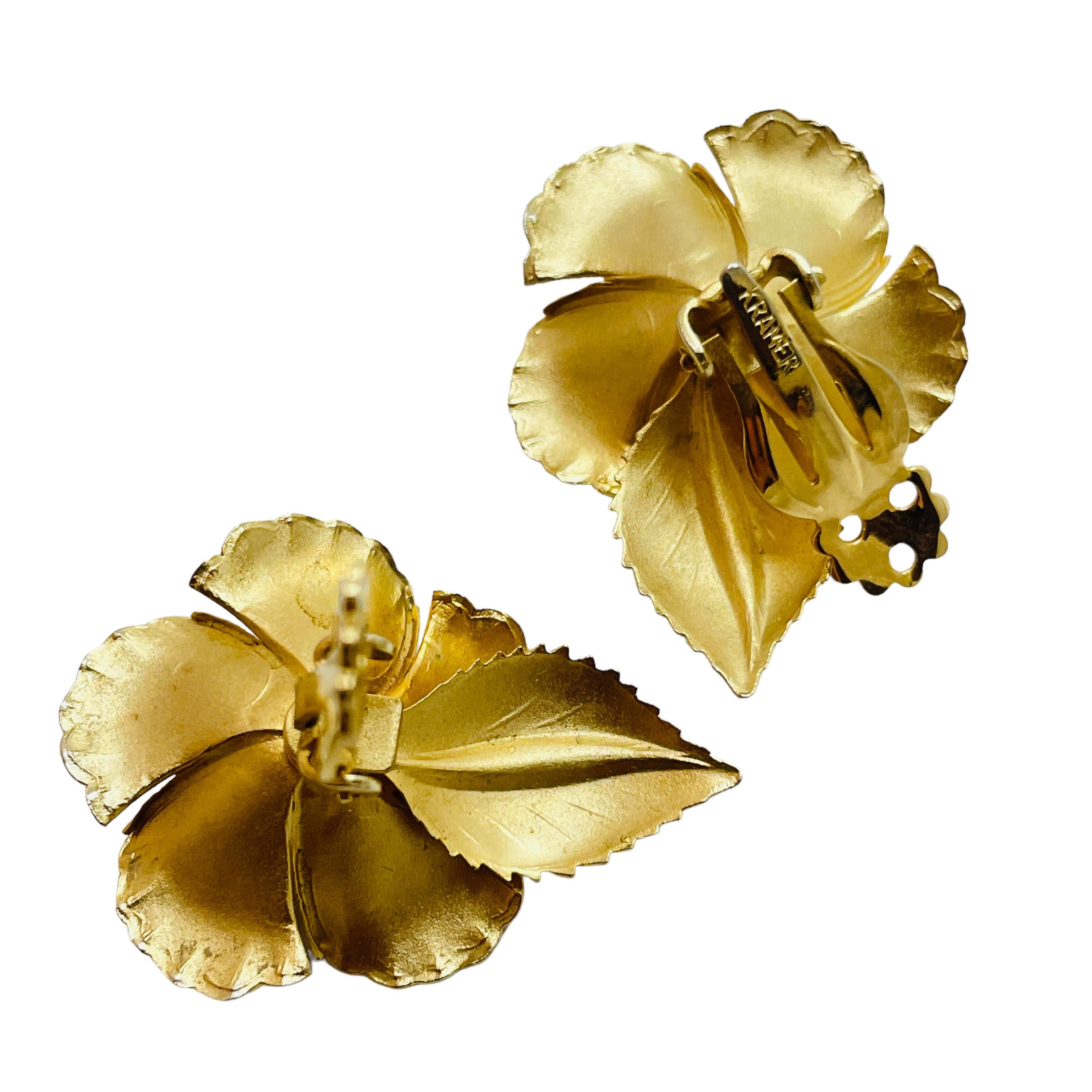 Boucles d'oreilles vintage KRAMER avec fleur de jade en or à clipser Excellent état - En vente à Palos Hills, IL