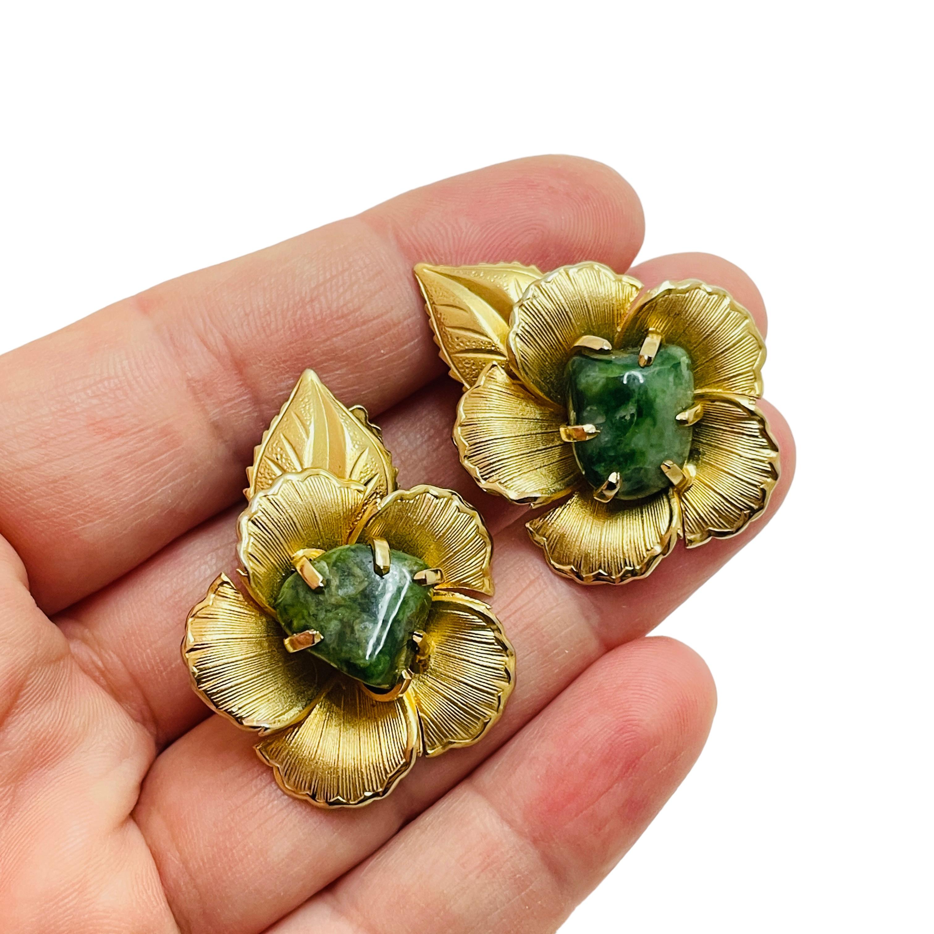 Boucles d'oreilles vintage KRAMER avec fleur de jade en or à clipser Unisexe en vente