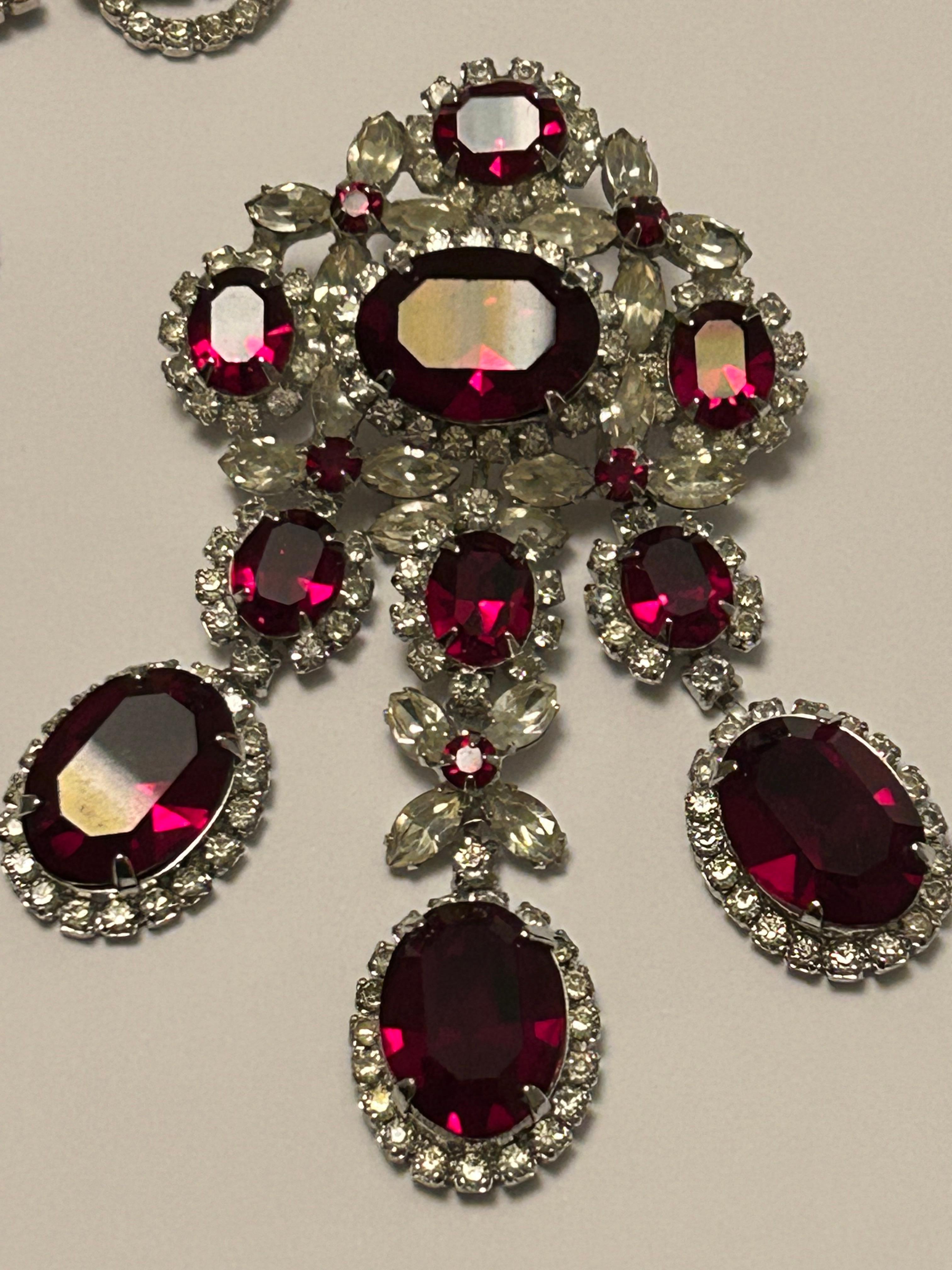 Vintage Kramer Set aus Halskette, Brosche und Ohrringen aus rotem Kristall (Ovalschliff) im Angebot