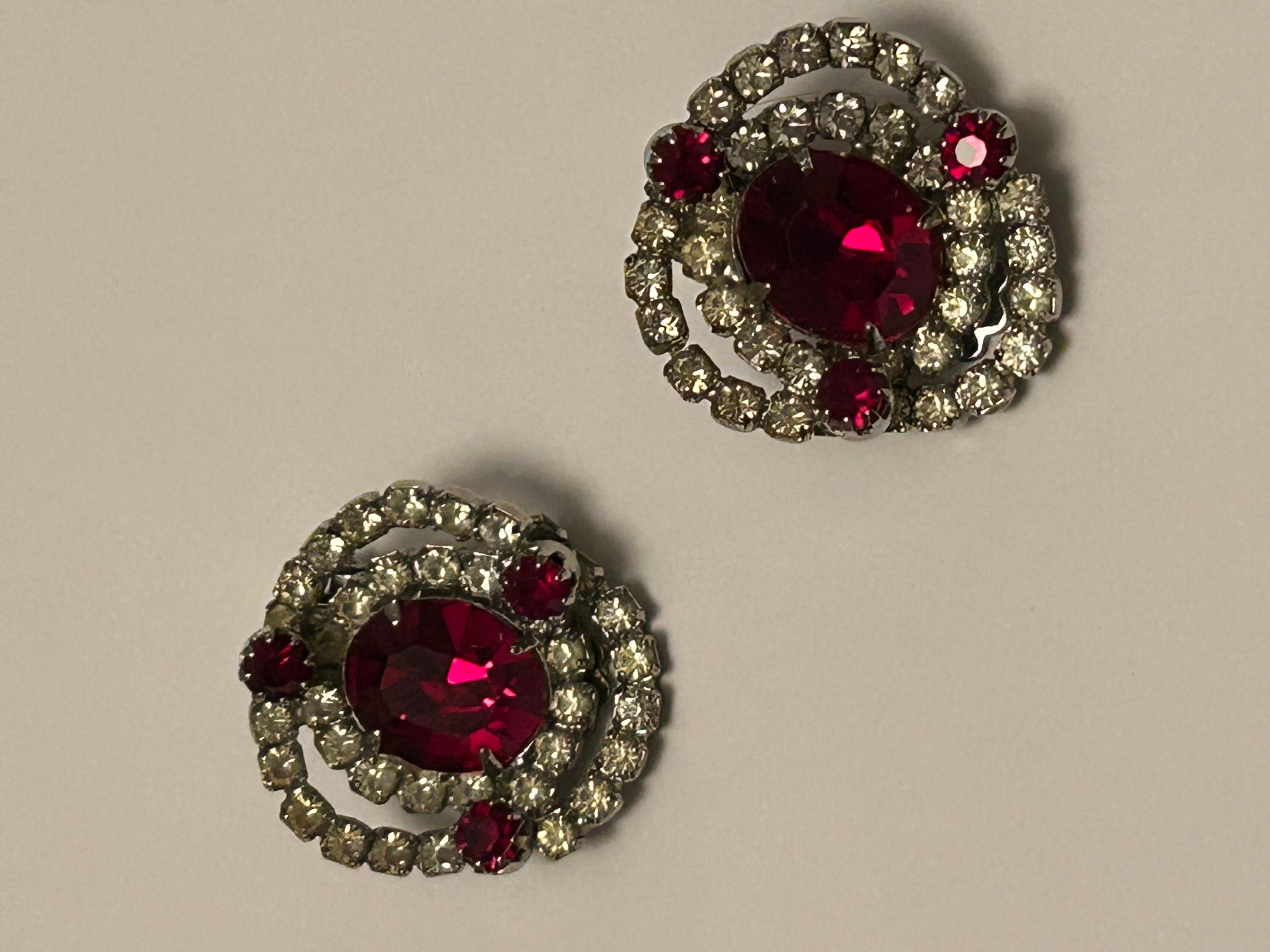 Vintage Kramer Set aus Halskette, Brosche und Ohrringen aus rotem Kristall im Zustand „Gut“ im Angebot in Romford, GB