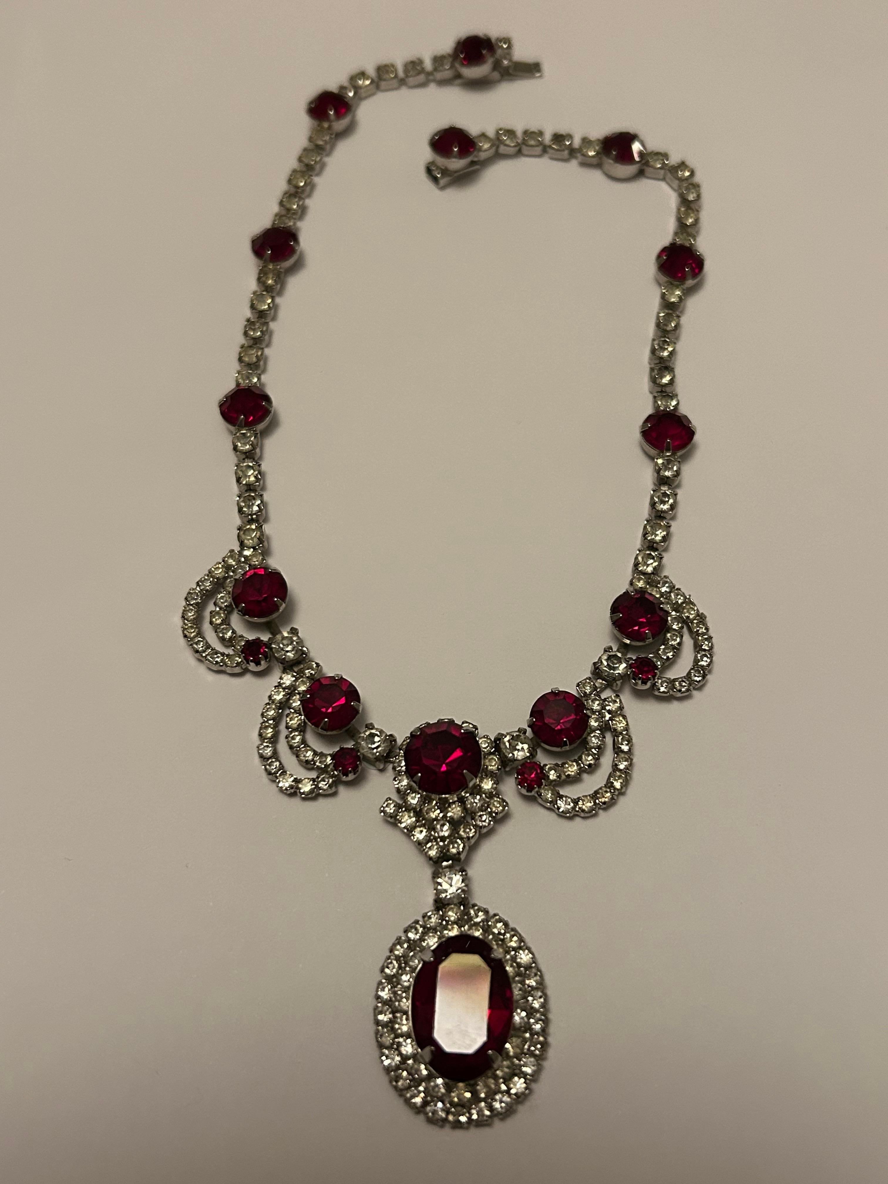 Vintage Kramer Set aus Halskette, Brosche und Ohrringen aus rotem Kristall Damen im Angebot