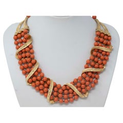 Collana Kramer vintage in metallo dorato e perline color corallo