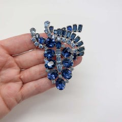 Spilla a forma di vite in cristallo zaffiro vintage KRAMER 1950s