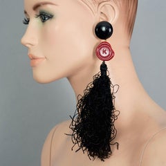 Vintage-Ohrringe im Duster-Stil mit Krizia-Logo, Wachssiegel und lockigen Quasten