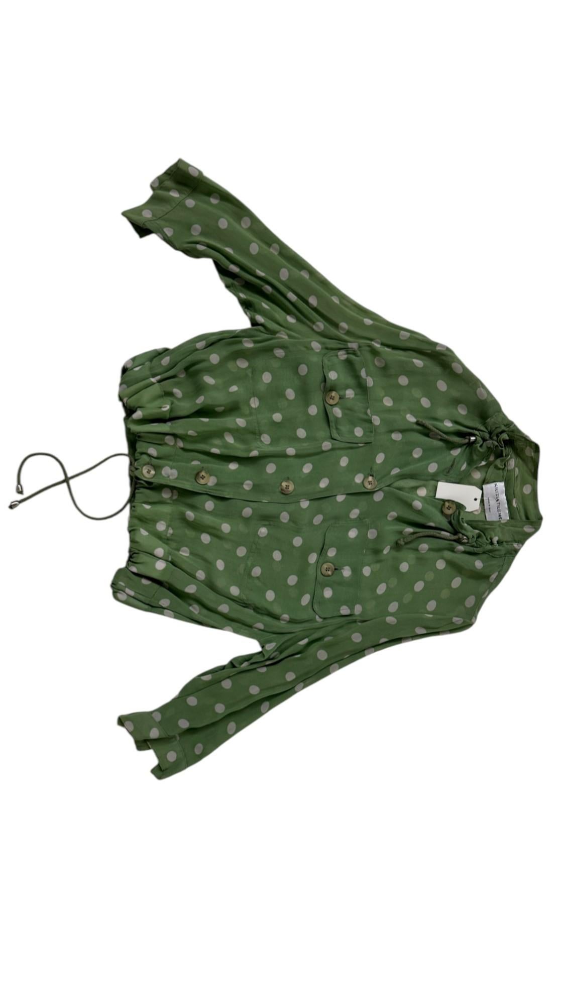 Cette blouse vintage de Krizia Studio capture la sophistication ludique de la mode italienne des années 1990. Confectionnée en Italie dans un tissu doux et fluide, cette pièce présente une base verte vibrante avec des pois blancs, ce qui lui confère