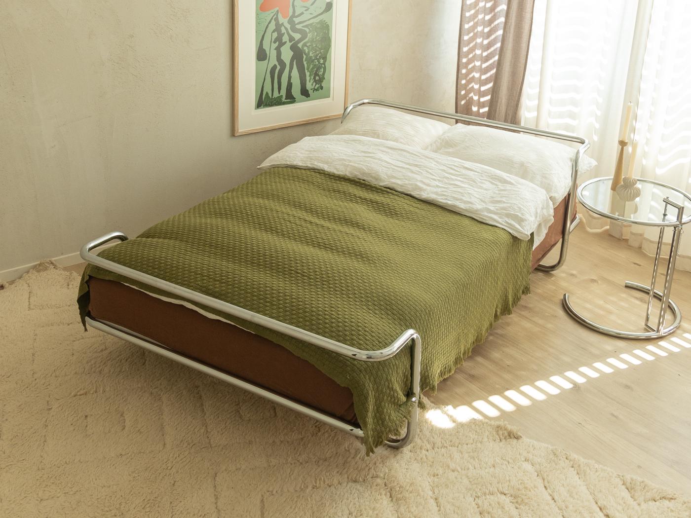 Lit légendaire Kromvik des années 1980 par Knut Hagberg pour Ikea. Tête et pied de lit constitués d'un cadre en acier inoxydable chromé relié à une sous-structure en bois. Le matelas à ressorts d'origine a été rembourré et recouvert d'une housse de