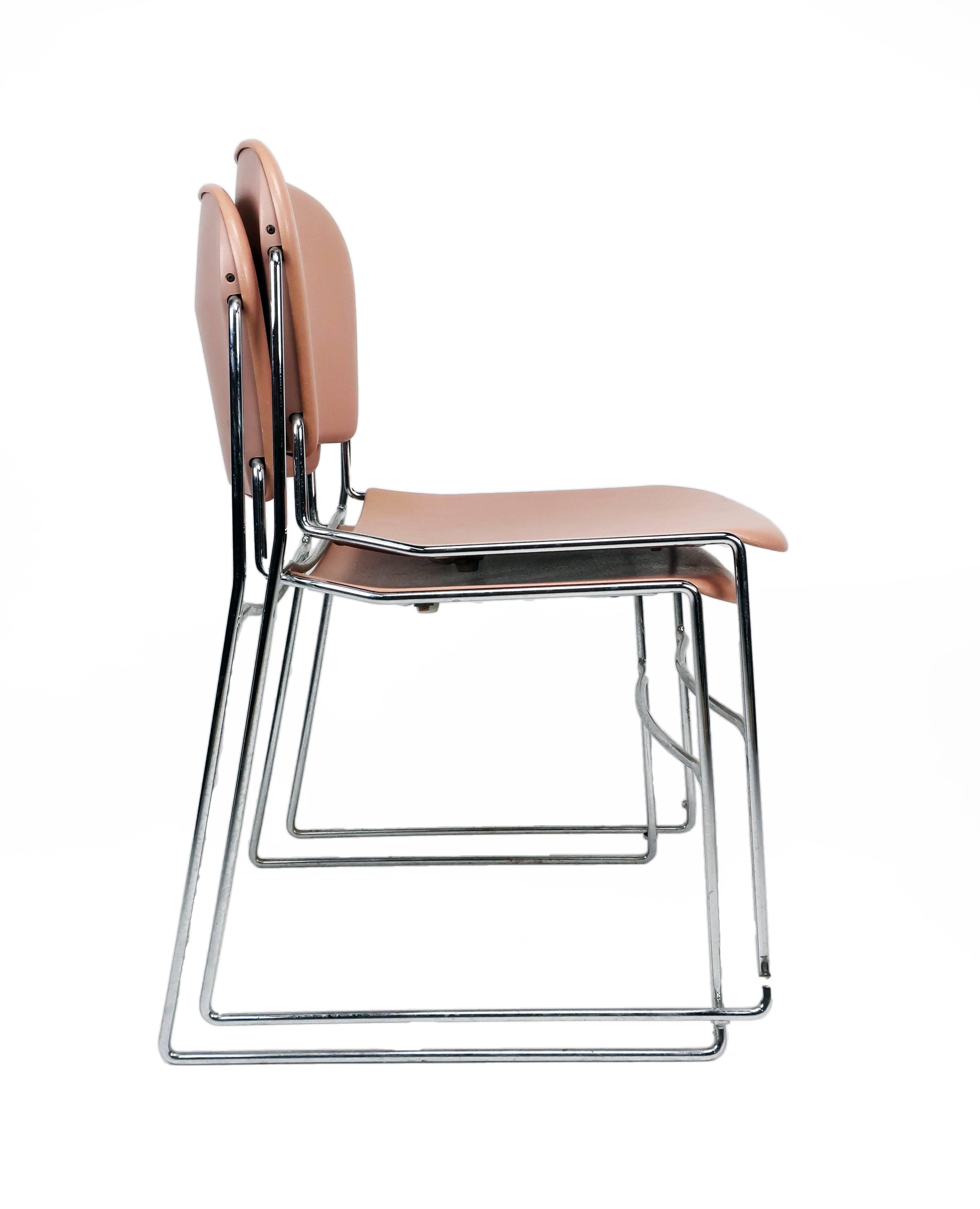 Conçue par le sculpteur, architecte et designer Charles O. Perry, la chaise empilable Krueger Perry a été la première chaise empilable à haute densité à exploiter les avantages de l'ergonomie passive. L'assise de la chaise est suspendue au bas du