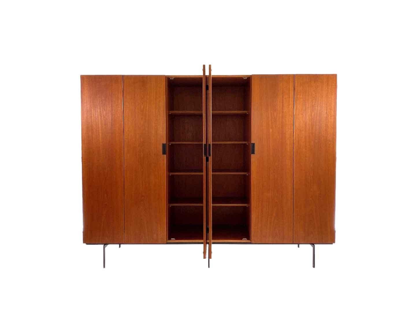 Very particularly iconic vintage KU16 wardrobe by Cees Braakman, produced by Pastoe in 1958. The wardrobe belongs to the Japanese series of Pastoe and is a true Dutch design classic. The wardrobe has 6 doors with two hanging rooms and 10 storage