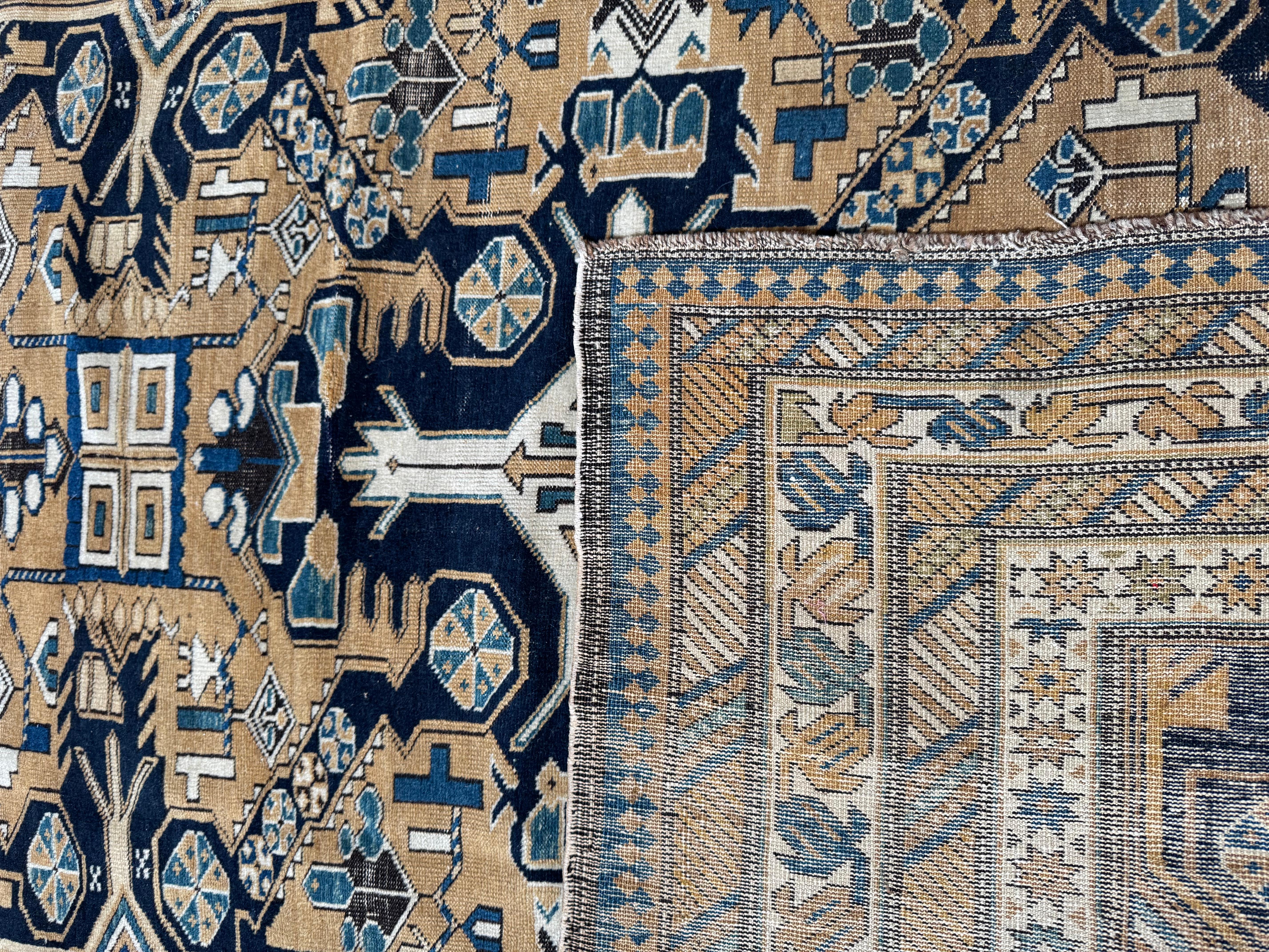 Mid-Century Modern Tapis vintage Kuba Cseikhong avec médaillons en croix tribale - 5'10