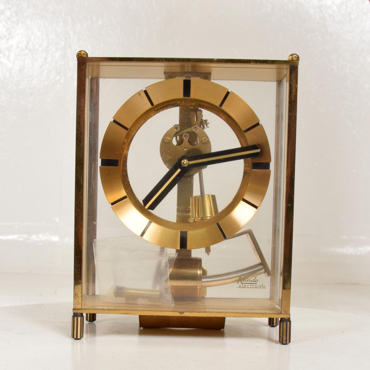 Pour votre considération:: un vintage Kundo:: Allemagne mantel horloge midcentury. 


Testé:: état non fonctionnel. 


Estampillé:: Kundo. 


Dimensions : 7 1/2