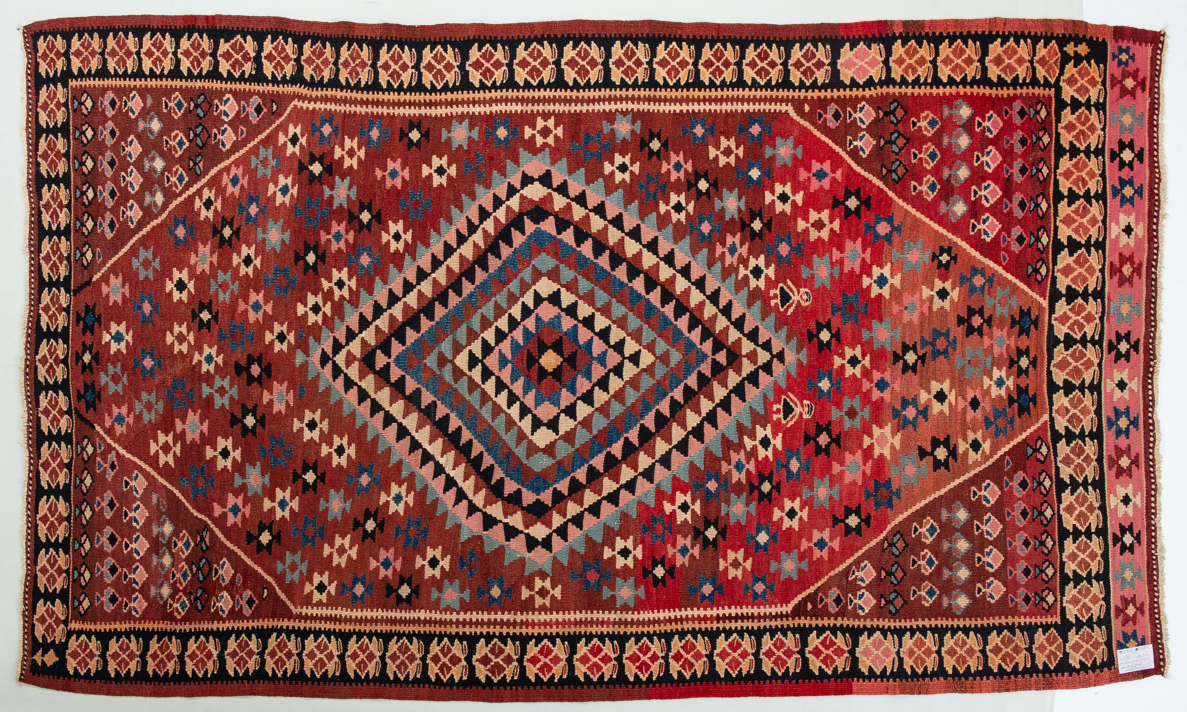 297 - Beautiful warm colors for this vintage Kurdestan kilim of high quality, purchased directly on the place of origin many years ago. Resistant, it can be used in a passage area, or hung : to admire its vegetal colors.