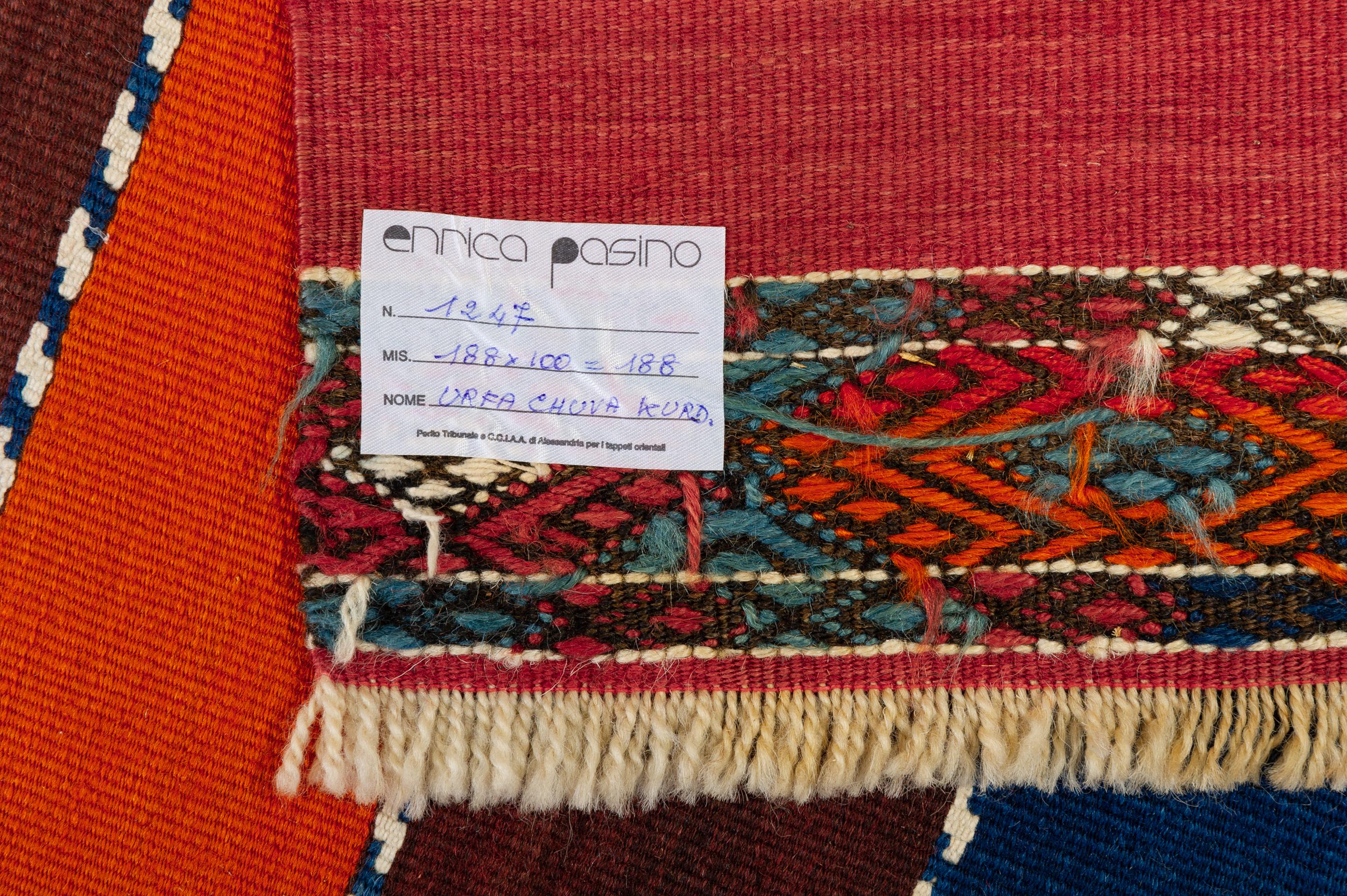 Cet artefact est très précis, il peut être destiné à un usage interne, pas à l'exportation. Les couleurs vives sont typiques des produits nomades. Les lignes brodées qui l'agrémentent sont intéressantes : de la laine teintée avec des substances