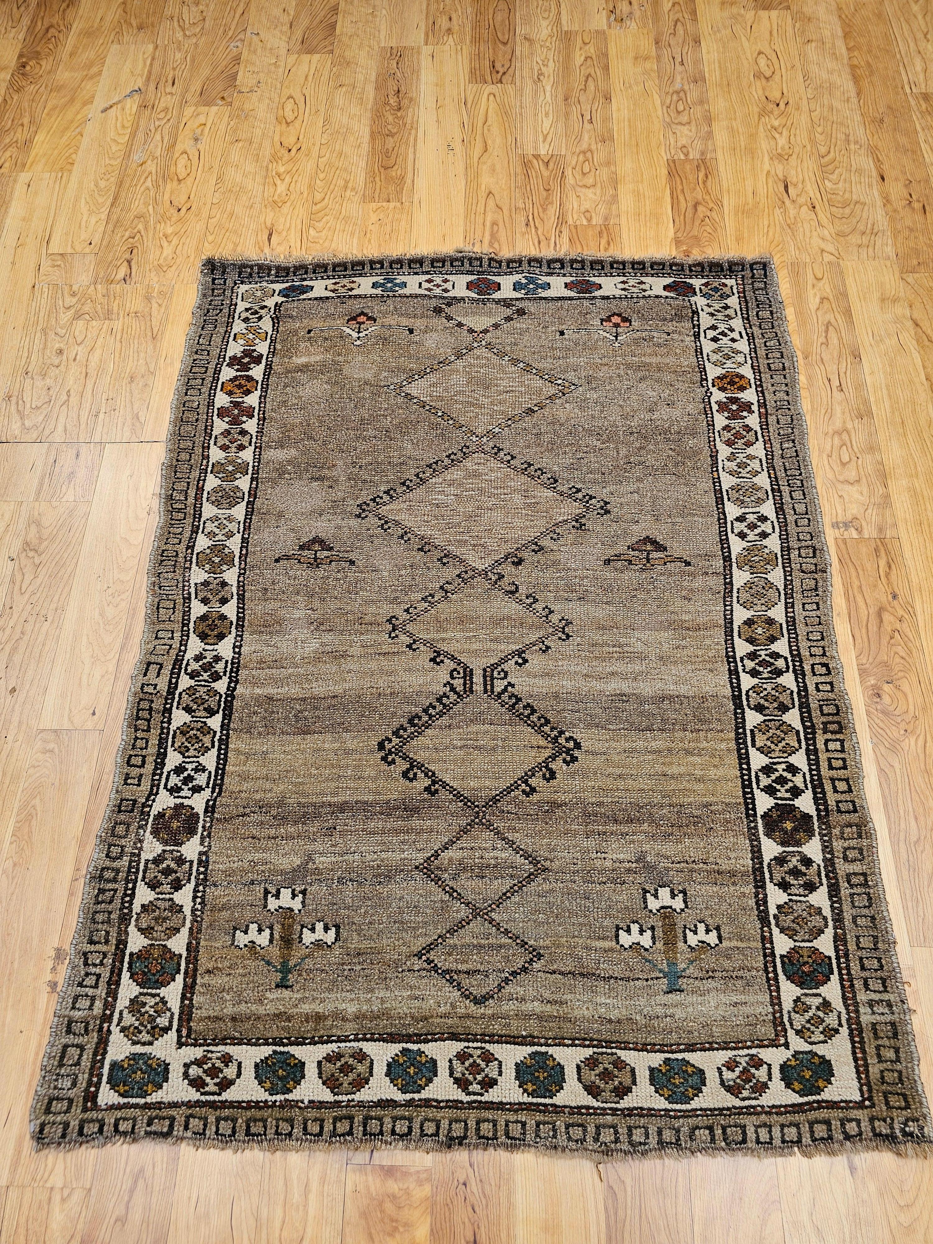 La alfombra kurda Bidjar vintage es una auténtica joya del tejido tribal.  Esta pieza encarna la esencia de la 