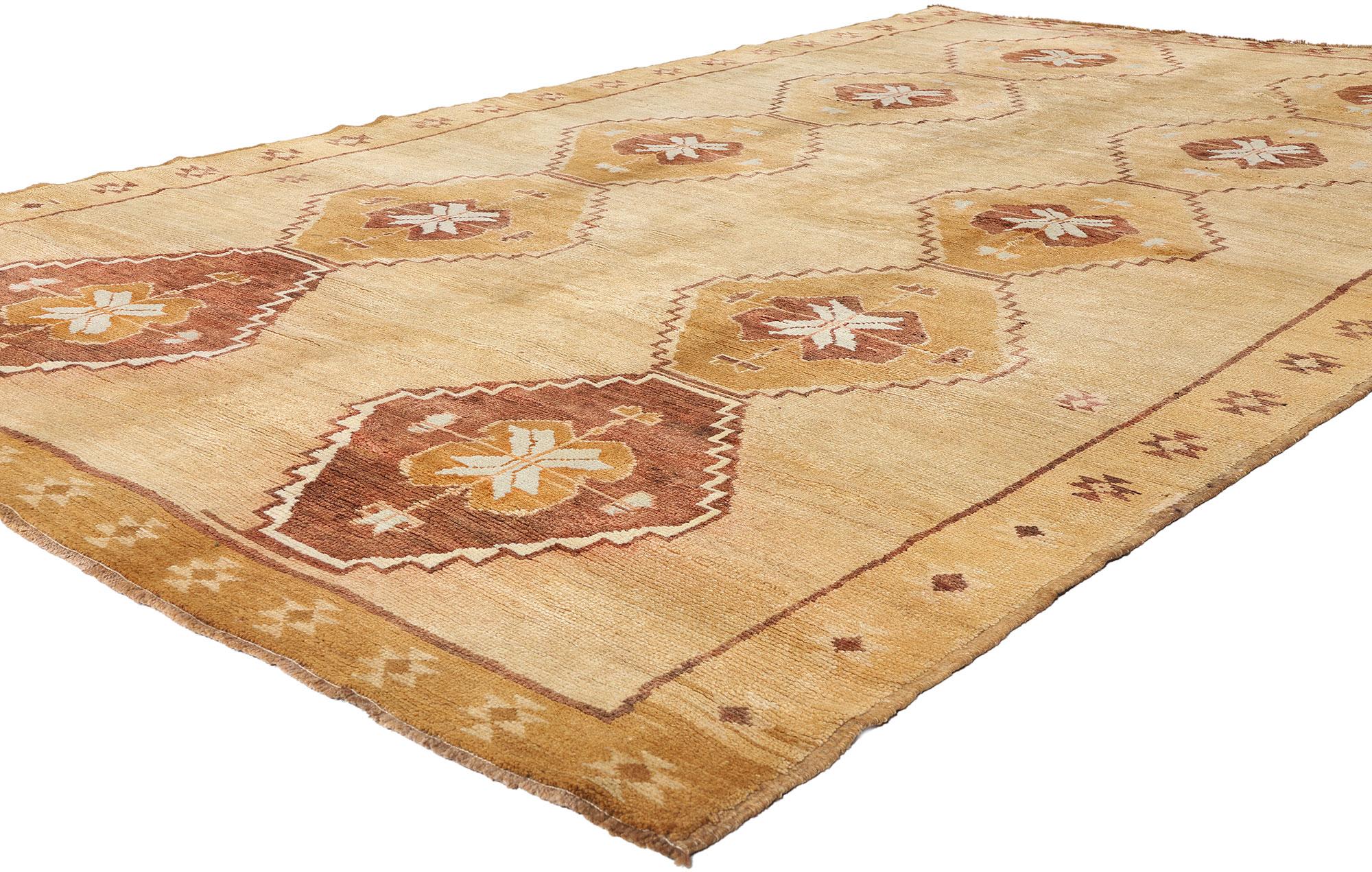 50379 Alfombra Kars Turca Vintage Tono Tierra, 07'06 x 11'10. Tejida en el corazón dorado del noreste de Turquía, esta alfombra vintage Kars de lana anudada a mano captura el espíritu poético de la tradición de Anatolia, donde cada nudo cuenta una