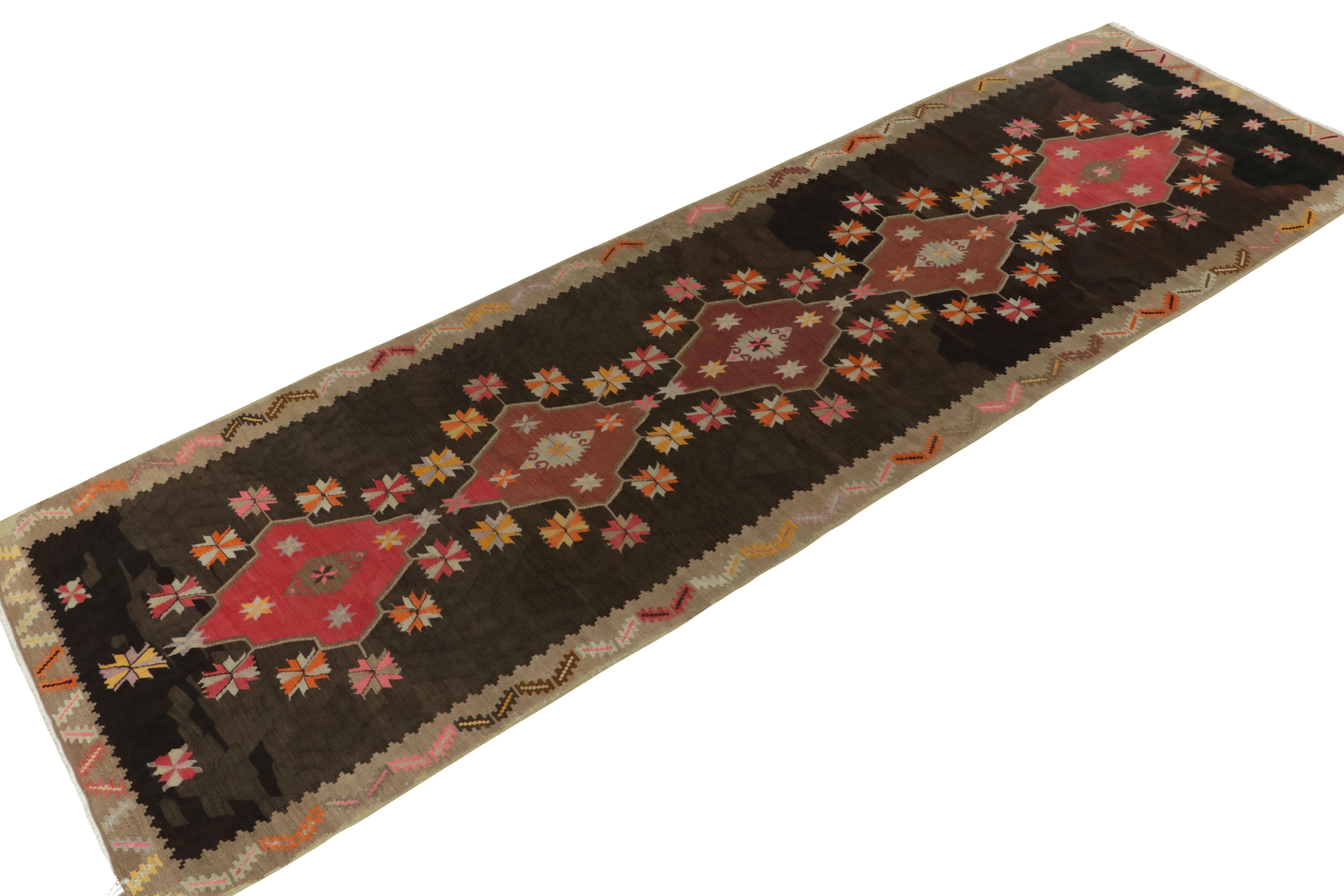 Tissé à la main en laine, un tapis Kilim persan vintage, de lignée kurde, datant des années 1950-1960, rejoint les classiques convoités de Rug & Kilim. 

Célébrant l'esthétique raffinée d'un style tribal réputé, la pièce de collection de 5x14