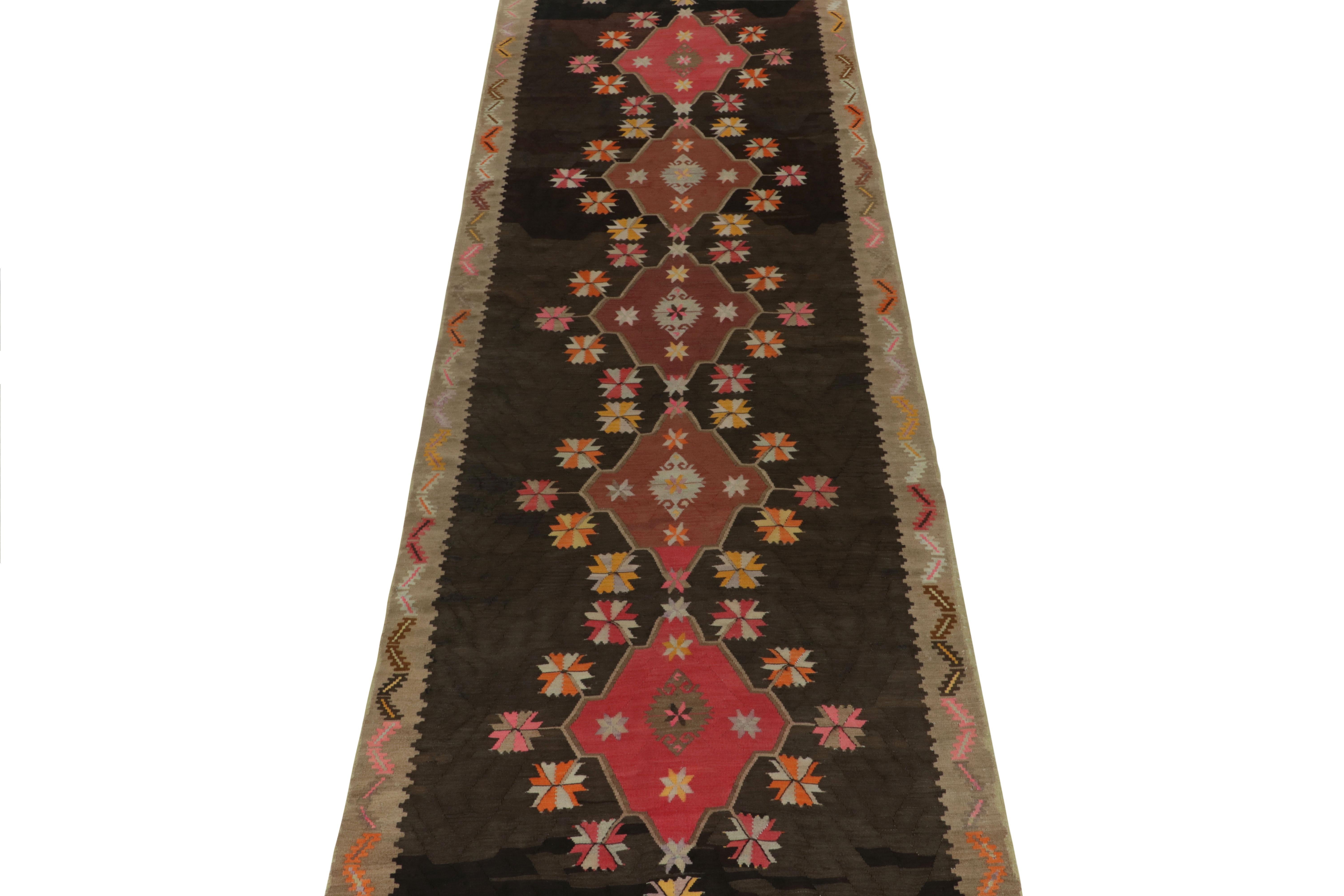Tribal Tapis Kilim kurde vintage avec médaillons roses sur marron beige par Rug & Kilim en vente