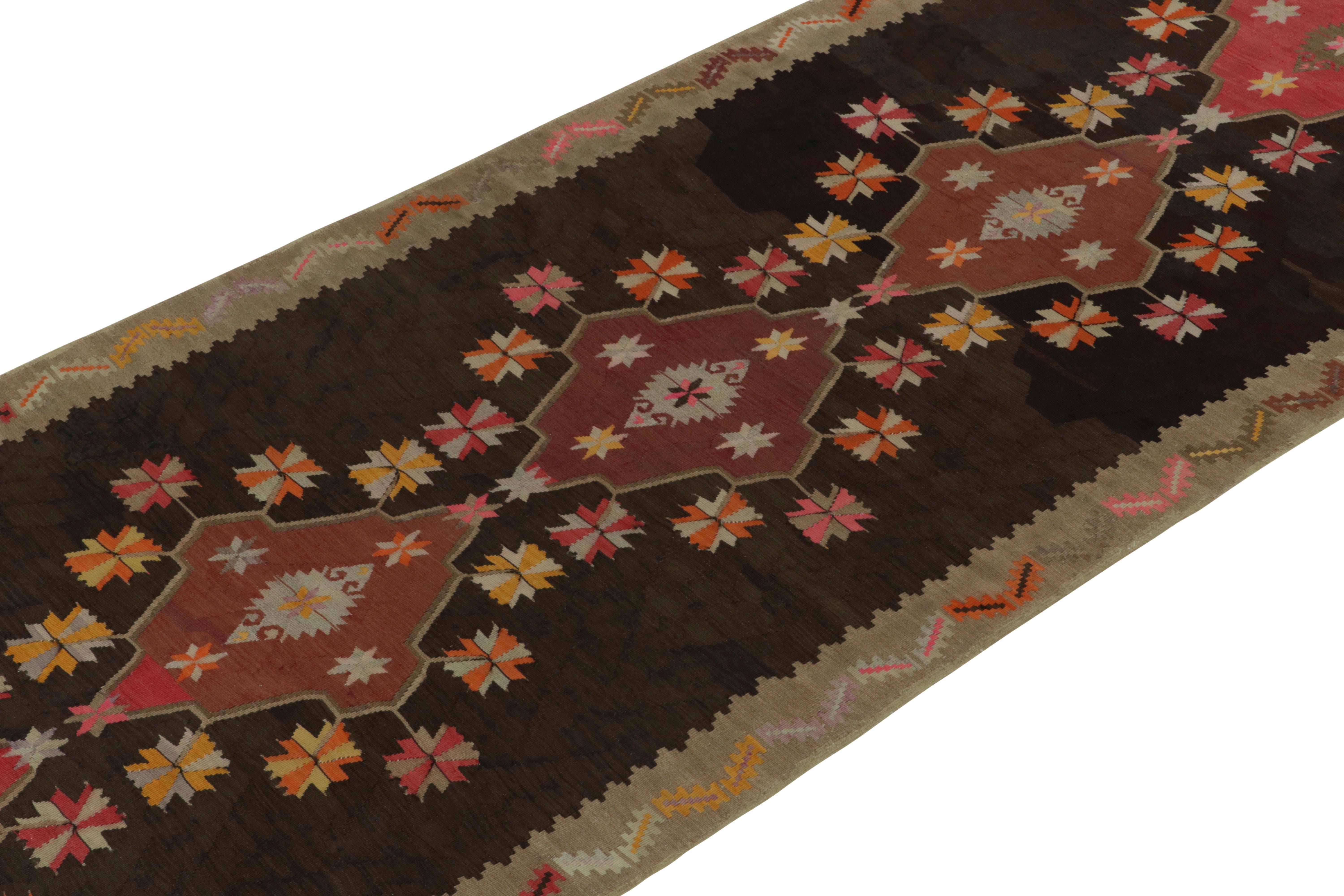 Perse Tapis Kilim kurde vintage avec médaillons roses sur marron beige par Rug & Kilim en vente