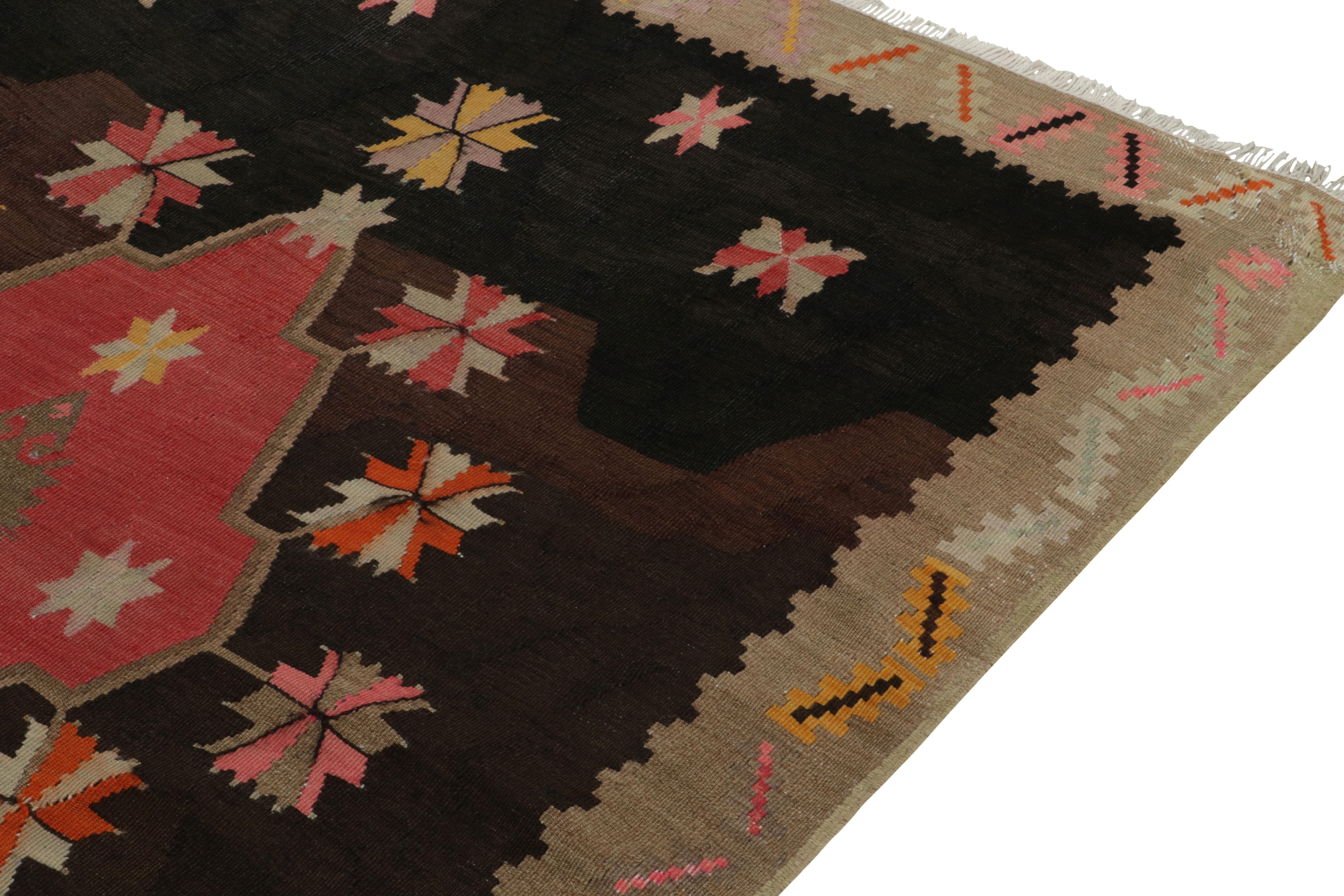Noué à la main Tapis Kilim kurde vintage avec médaillons roses sur marron beige par Rug & Kilim en vente