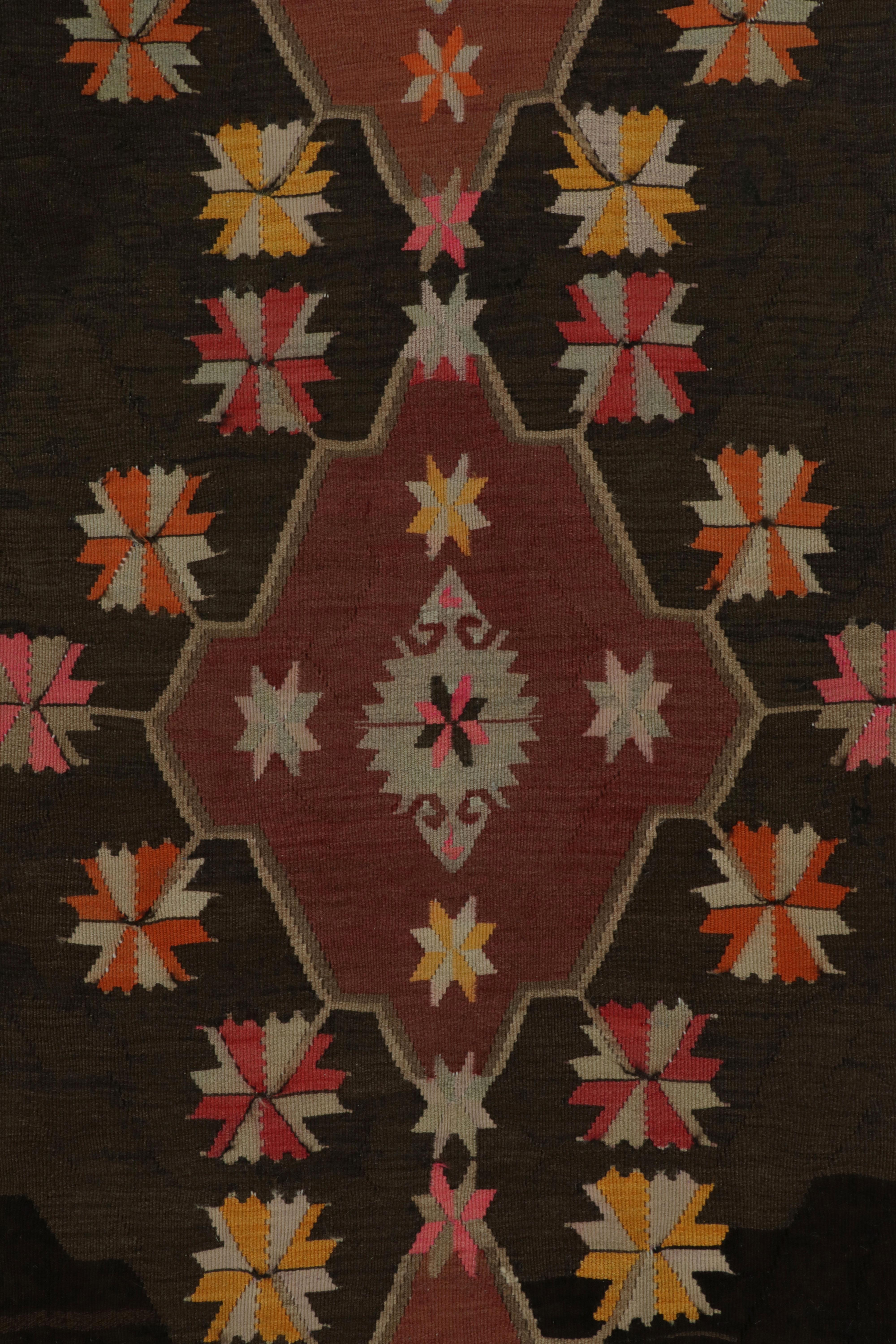 Tapis Kilim kurde vintage avec médaillons roses sur marron beige par Rug & Kilim Bon état - En vente à Long Island City, NY