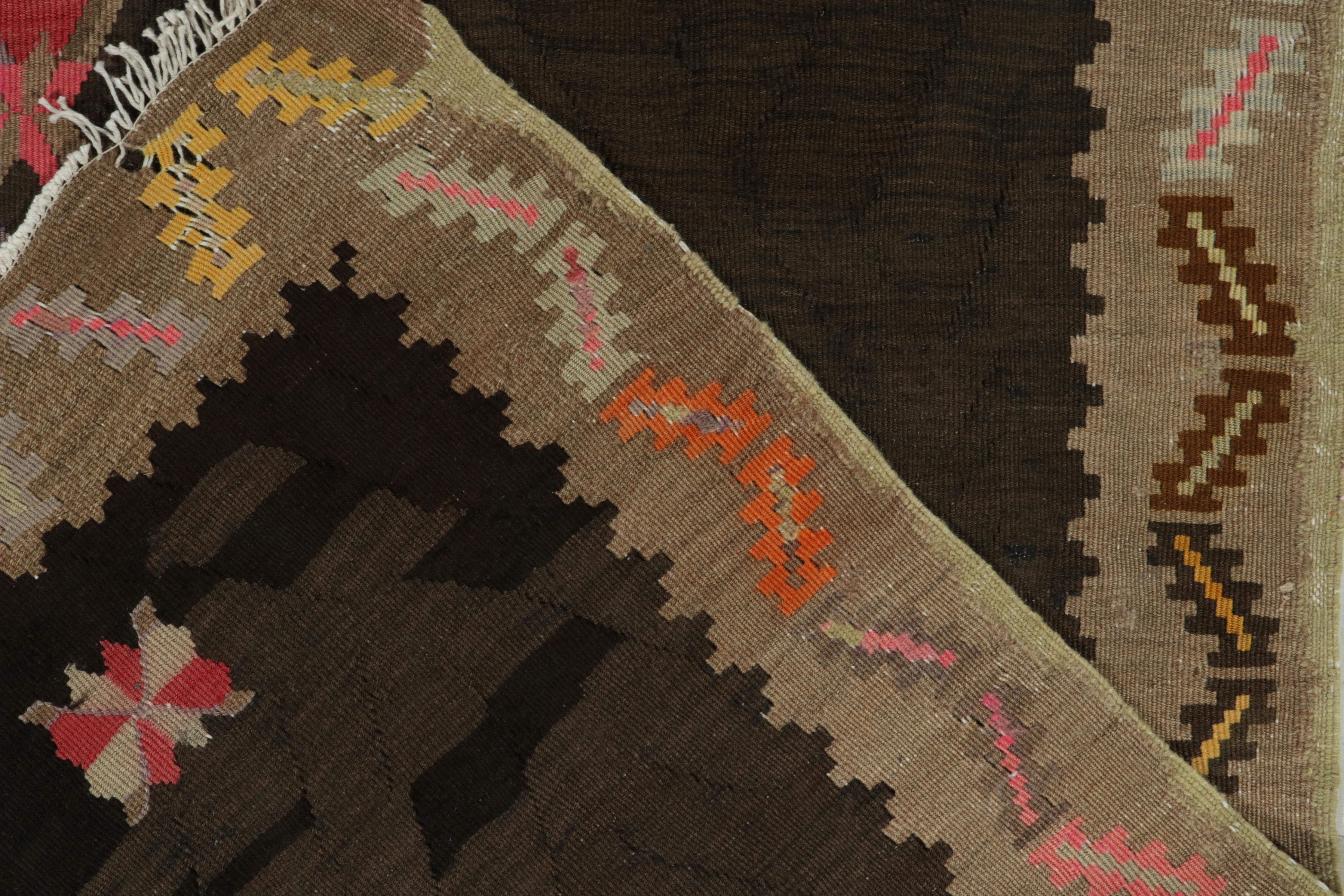 Milieu du XXe siècle Tapis Kilim kurde vintage avec médaillons roses sur marron beige par Rug & Kilim en vente