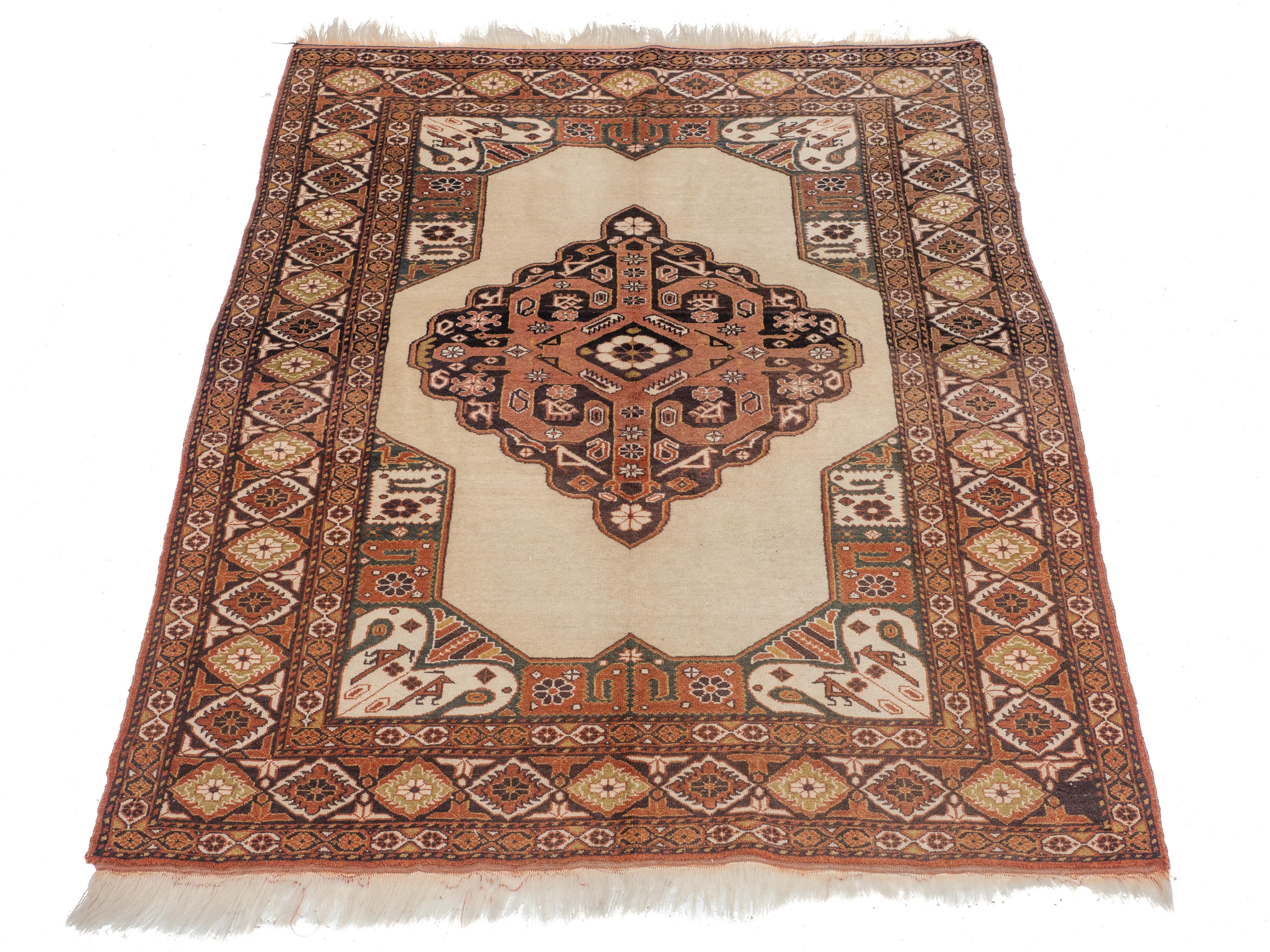 Tapis kurde en laine tissé à la main Kuchan, nord-est de l'Iran, milieu du XXe siècle

Beau tapis kurde Kuchan du nord-est de l'Iran datant du milieu du 20e siècle, tissé à la main en laine avec un médaillon central en escalier. Le champ beige