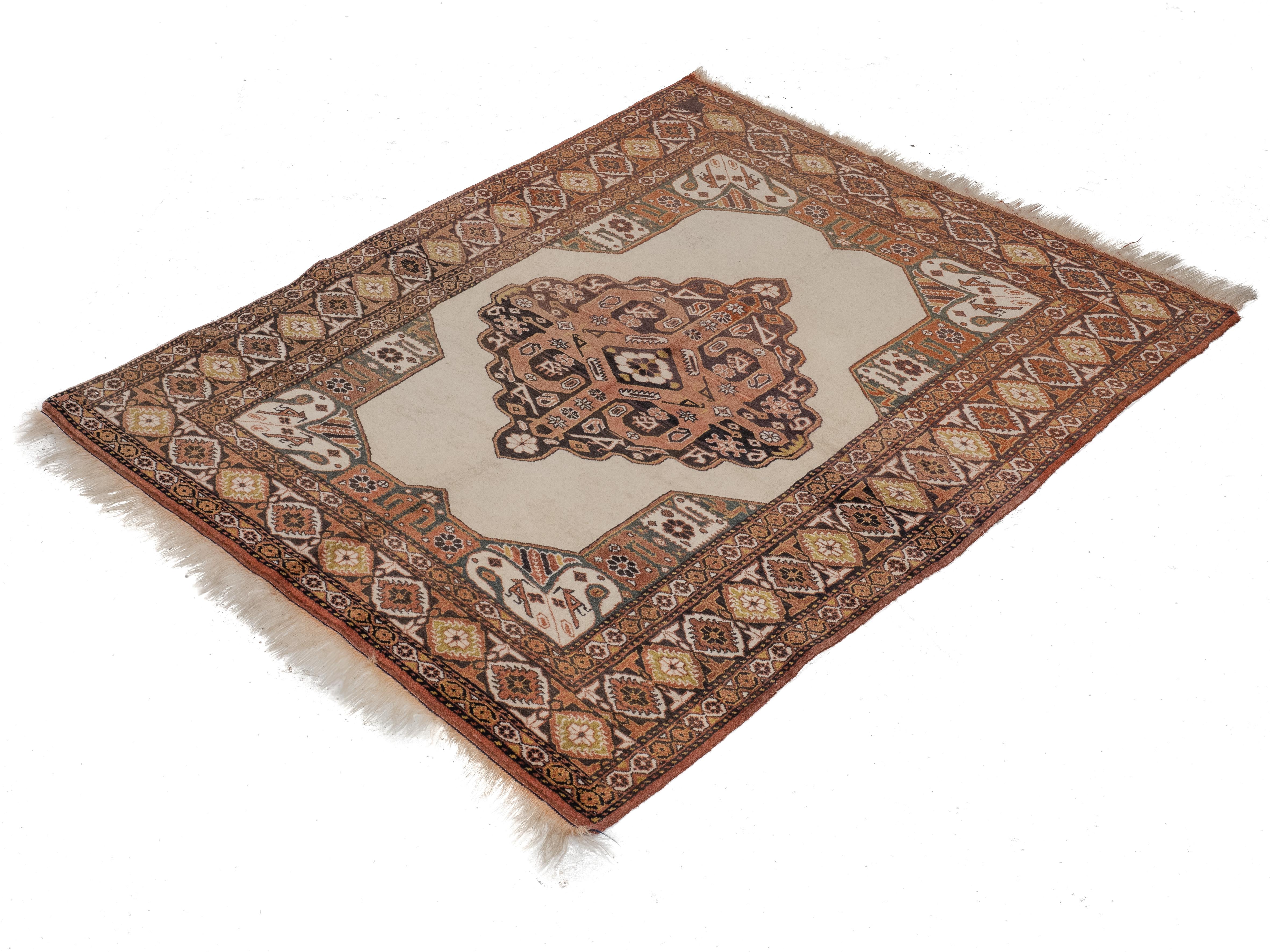 Tissé à la main Vintage Kurdish Kuchan Tribal Handwoven Wool Rug Mid c20th, 172×131cm (5 ft 7¾