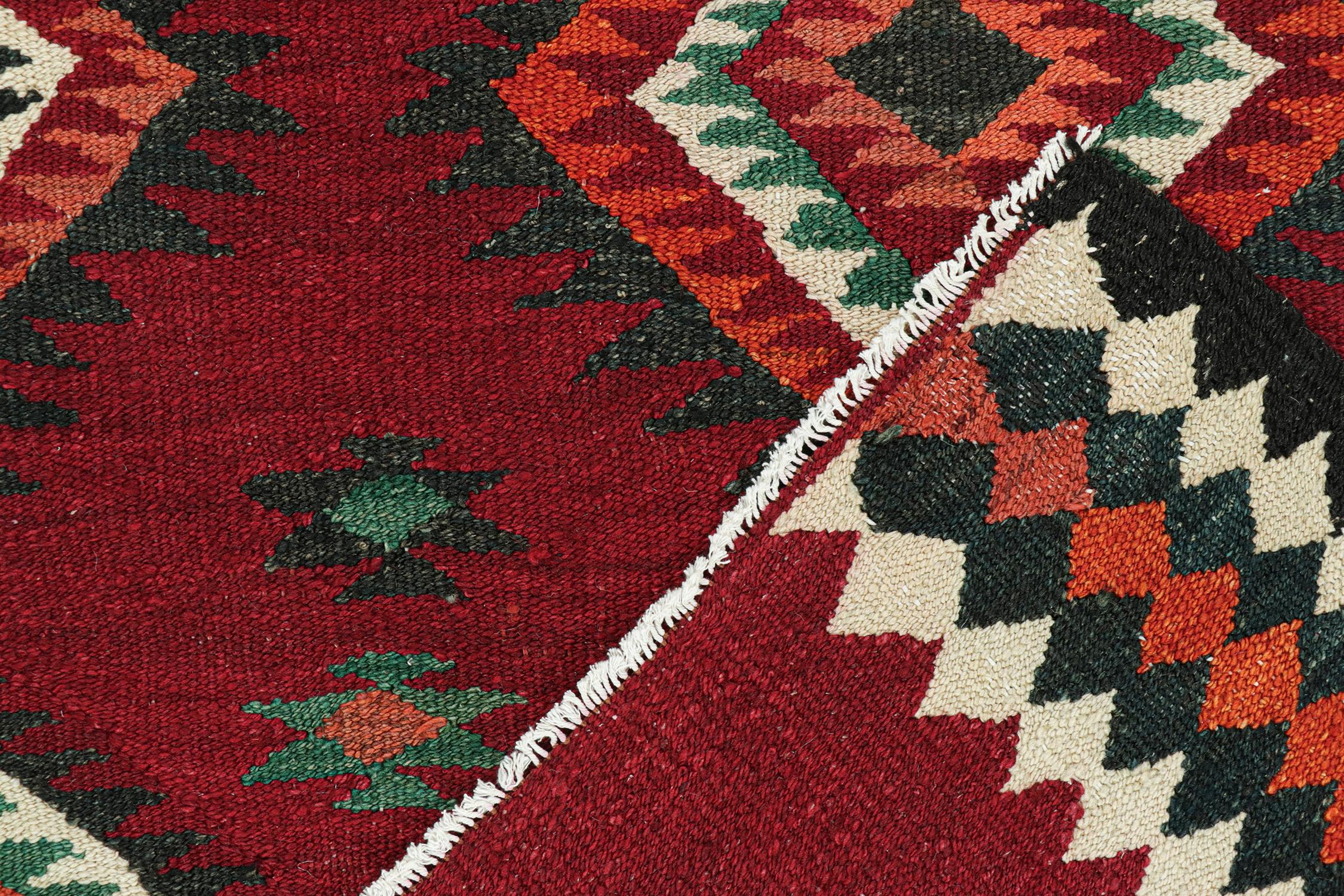 Kurdischer persischer Kelim in Rot mit Medaillonmuster von Teppich & Kilim (Mitte des 20. Jahrhunderts) im Angebot