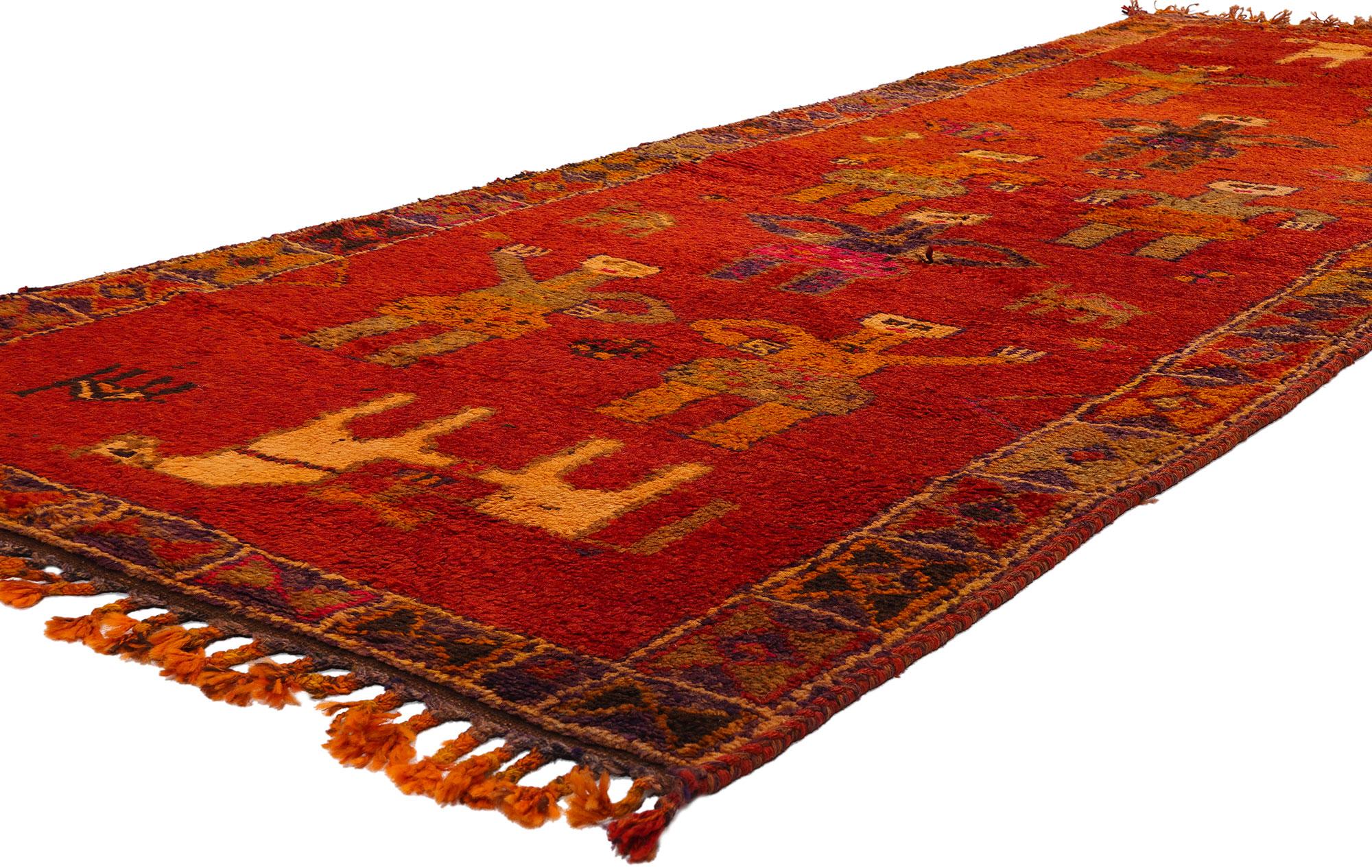 53887 Tapis vintage rouge kurde Pictorial Runner, 03'10 x 11'00. Ce tapis kurde vintage en laine noué à la main représente l'histoire d'amour tragique du roi Khosrow et de la reine Shirin. Il raconte visuellement la romance légendaire entre le roi