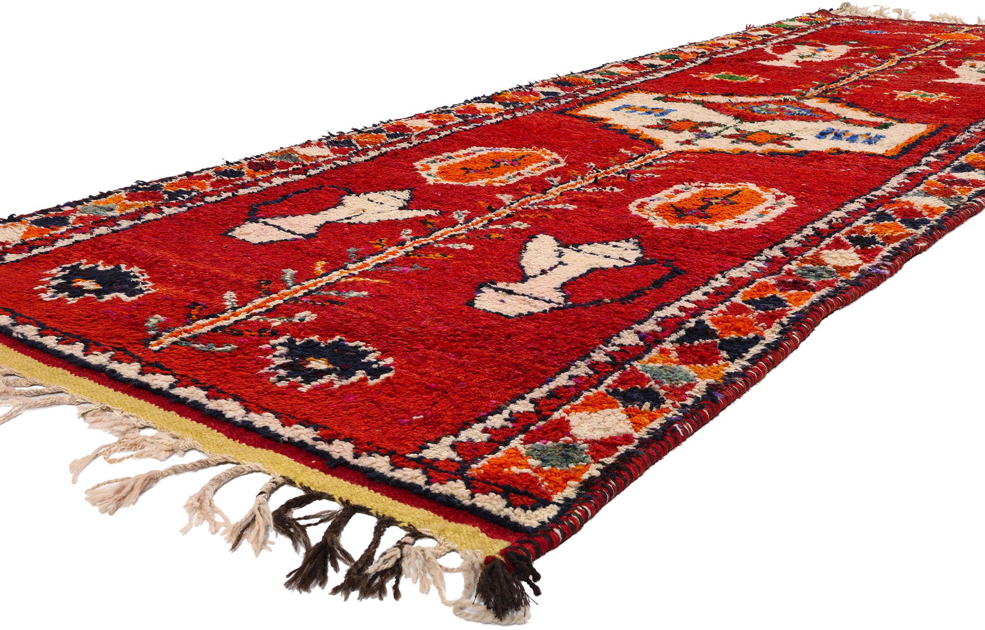 53905 Vintage Red Kurdish Rug Runner, 03'04 x 11'01. Die von den kurdischen Herki-Stämmen in der Osttürkei, insbesondere in der Provinz Hakkari, mit akribischer Präzision und unermüdlicher Hingabe gefertigten kurdischen Teppiche werden für ihre