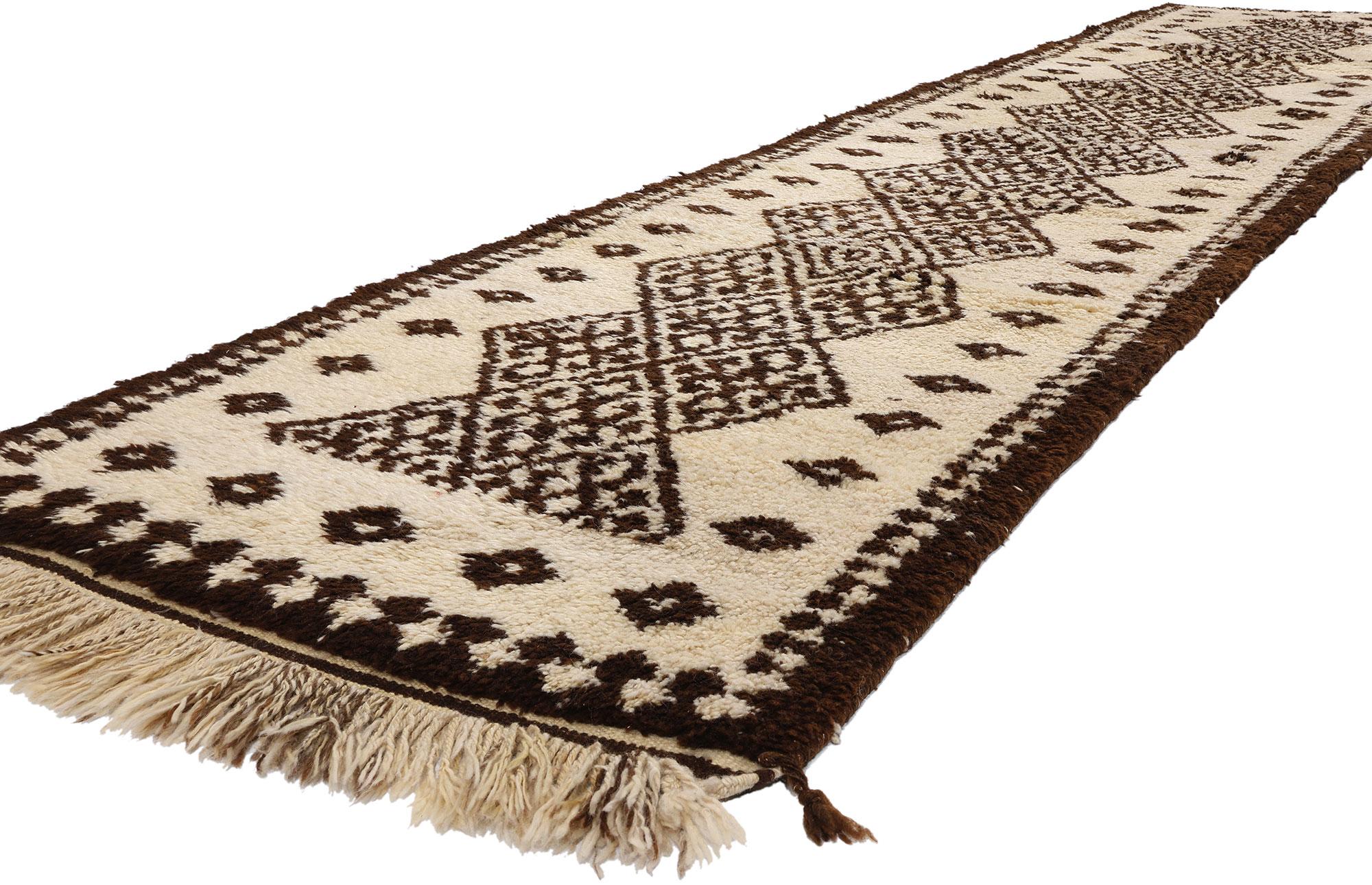 53895 Neutral Vintage Kurdish Rug Runner, 03'00 x 13'06. Die von den kurdischen Herki-Stämmen in der Osttürkei, insbesondere in der Provinz Hakkari, hergestellten Teppiche zeichnen sich durch geometrische Muster und lebendige Farben aus. Jeder