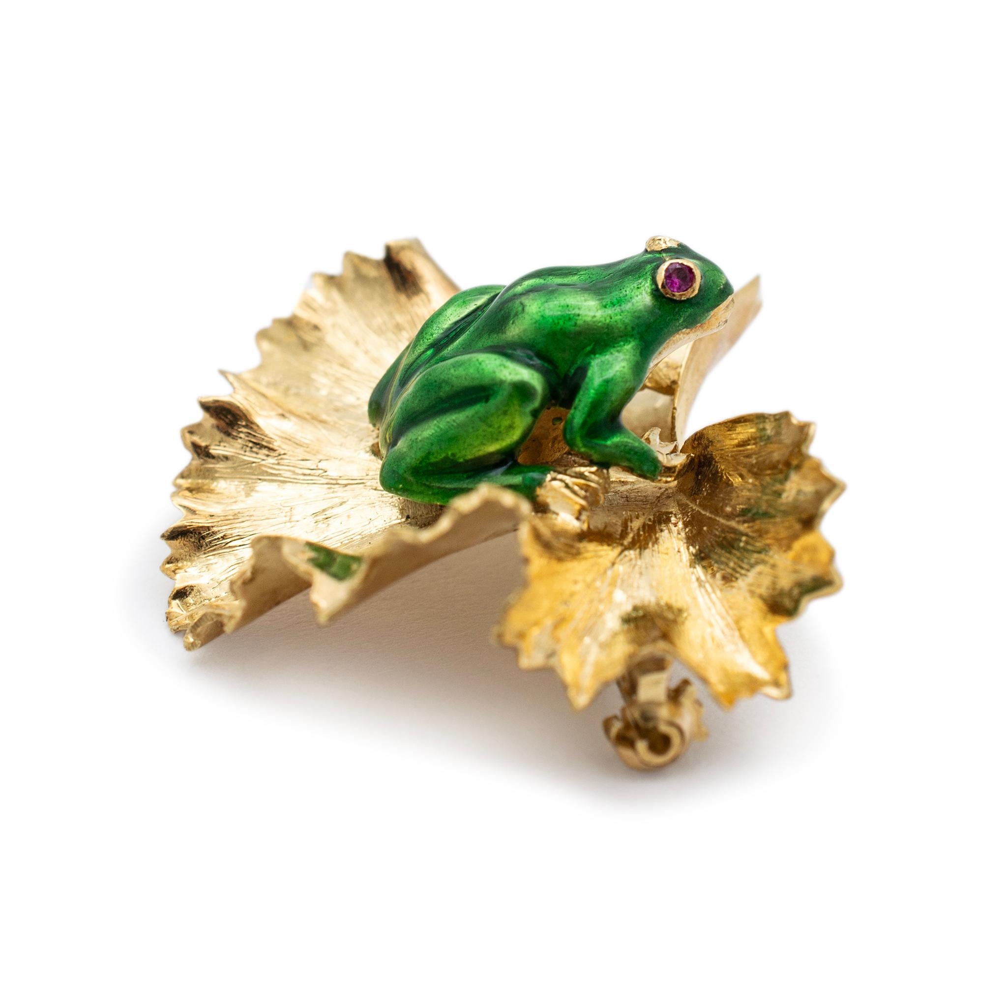 Vintage Kurt Gutmann 18K Yellow Gold Green Ruby Eyes Enamel Frog Brooch In Excellent Condition For Sale In Houston, TX