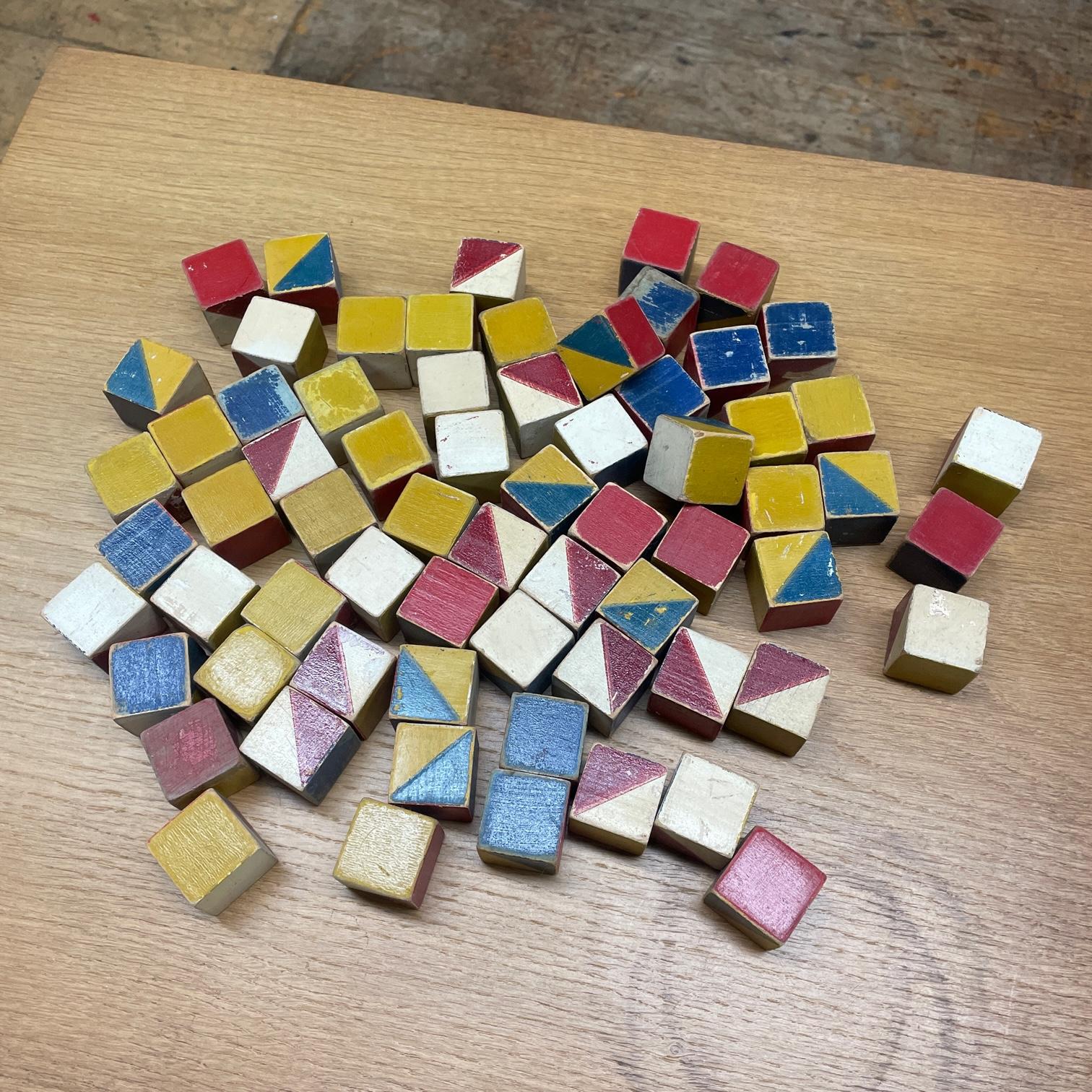 Enorme lote de 67 bloques de madera de estilo Bauhaus. Juguetes para hacer patrones arquitectónicos. Se vende tal como se encontró, sin restaurar. Cubos de 1 1/16 pulgadas.