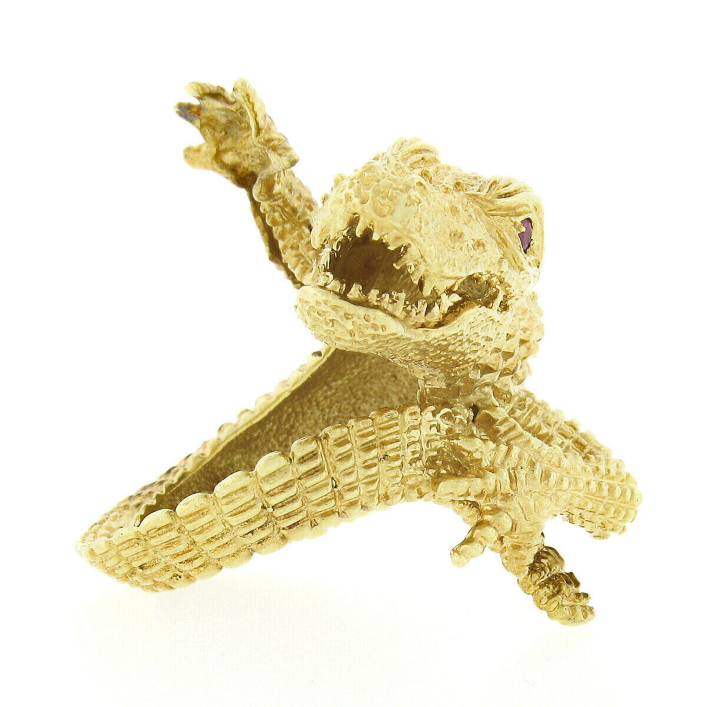 Vintage Kurt Wayne 18k Gold Detailed Textured Ruby Alligator Crocodile Wrap Ring In Good Condition In Montclair, NJ