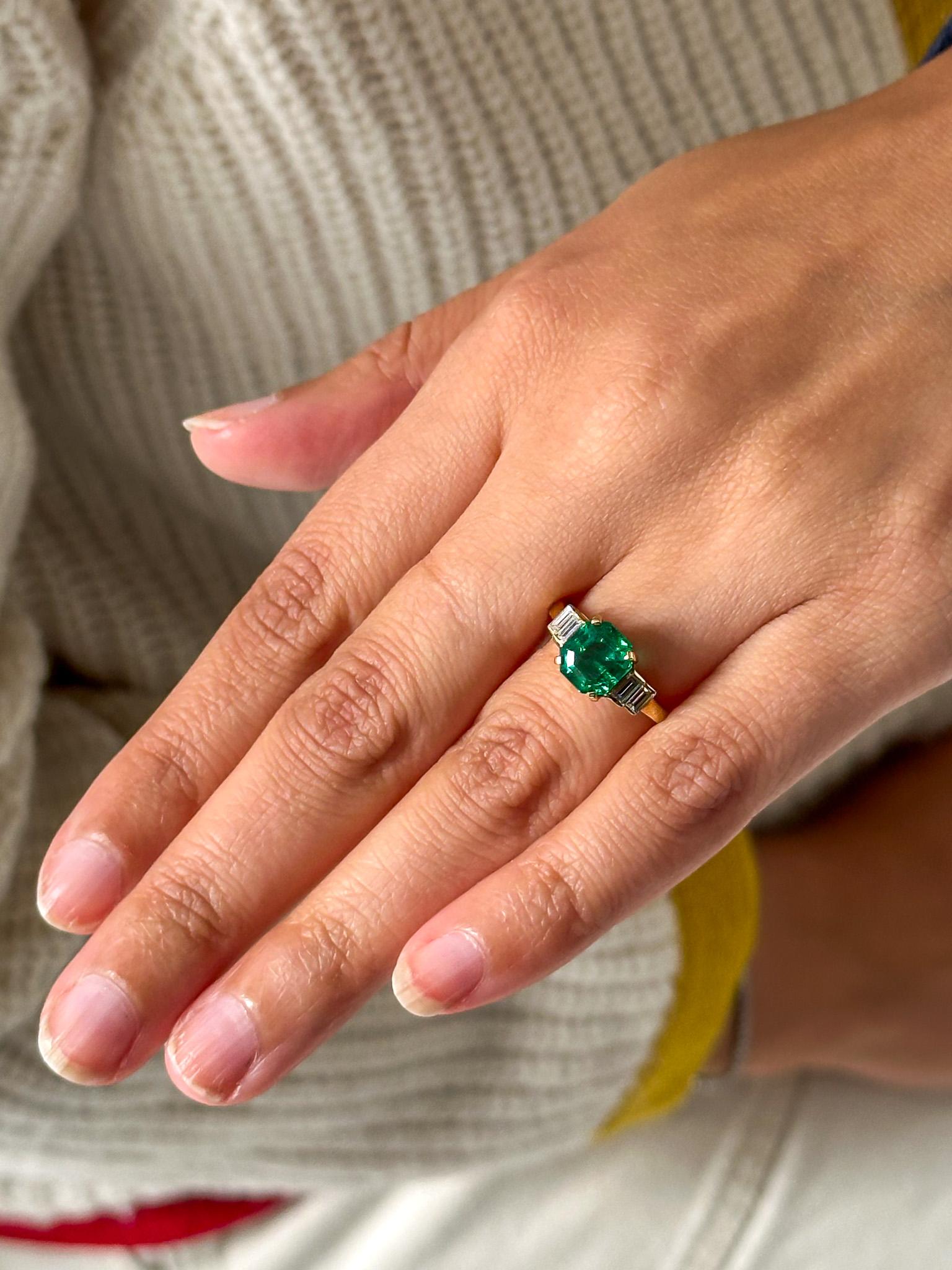 Kurt Wayne 2,27 Carati Taglio Step Smeraldo e Diamante Anello a Cinque Pietre in vendita 1