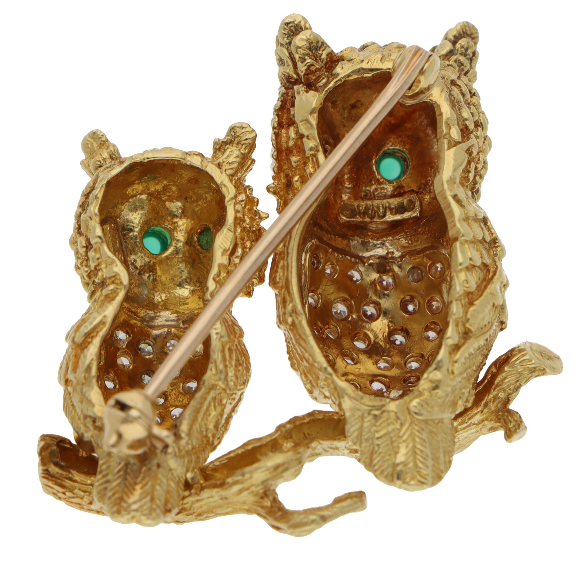 Eine schöne Vintage Kurt Wayne Smaragd und Diamant Eule Brosche in 18k Gelbgold gesetzt. 
 
Die Brosche zeigt zwei sitzende Eulen und wurde in schöner Handarbeit gefertigt, um ihre naturalistischen Züge zu zeigen. Ihr Körper ist mit 51 runden