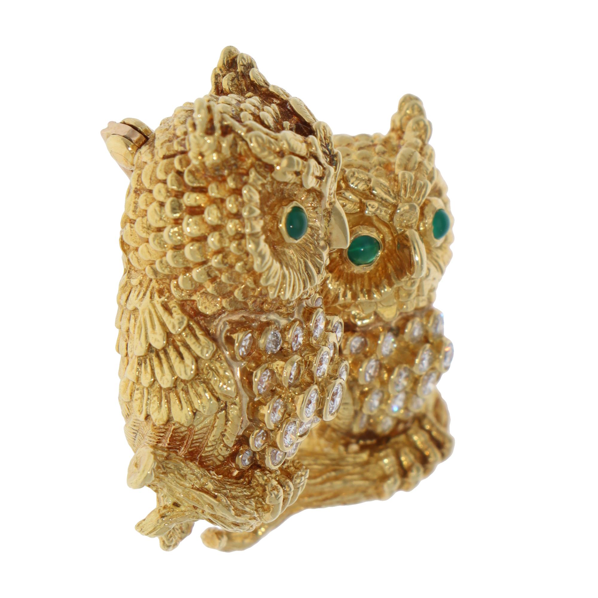 Vintage Kurt Wayne Smaragd und Eule Brosche in Gelbgold (Moderne) im Angebot