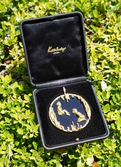 Pendentif vintage Kutchinsky en or 18 carats avec onyx, représentant le signe du zodiaque Gémeaux, dans son coffret d'origine