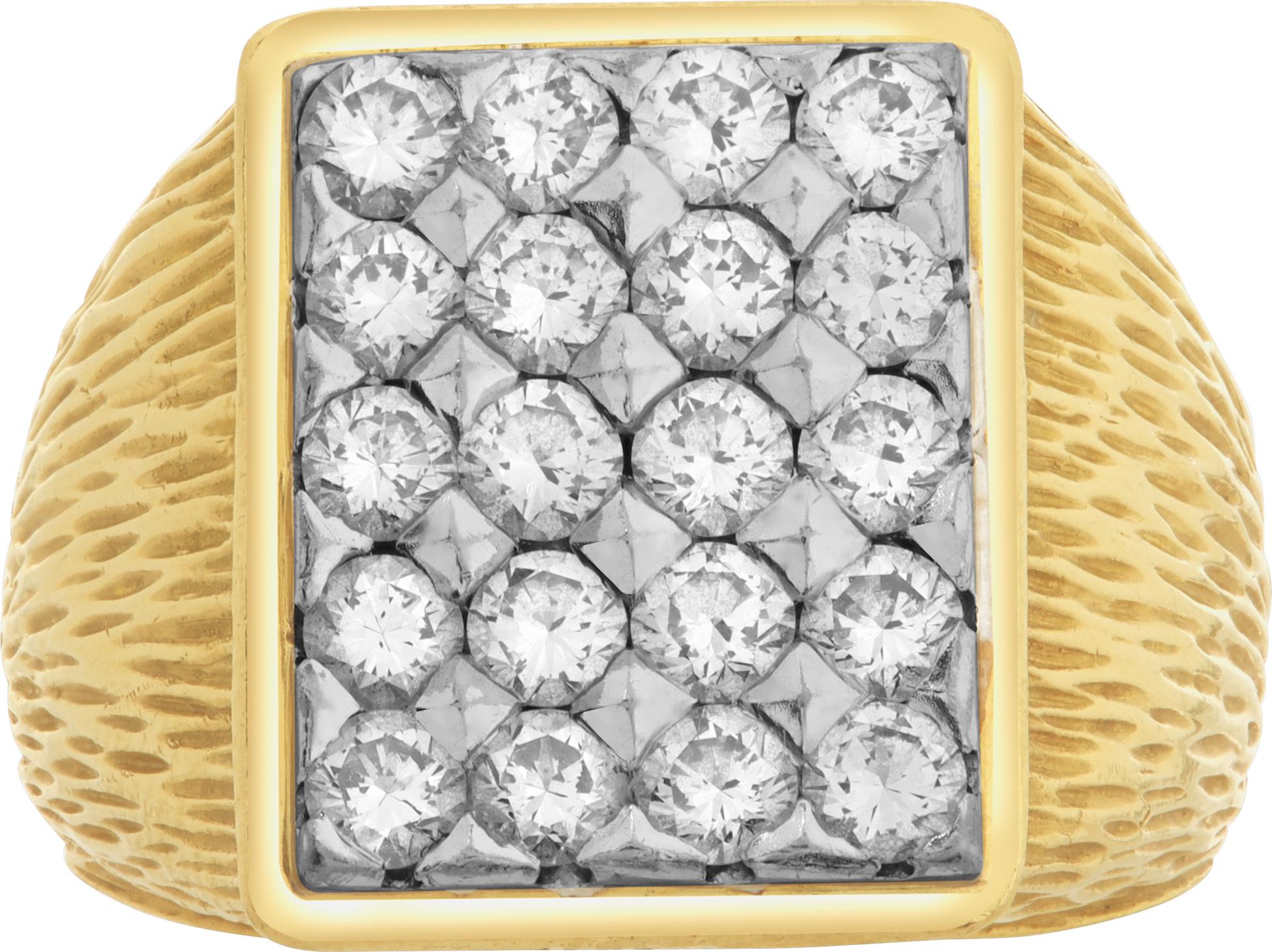 Anello vintage con diamanti Kutchinsky con gambo strutturato in oro giallo 18 carati con 2 carati di diamanti in pavé di colore G e purezza VS. Misura 8, la testa misura 17mm x 12mm.

Questo anello Kutchinsky è attualmente di taglia 8. Alcuni