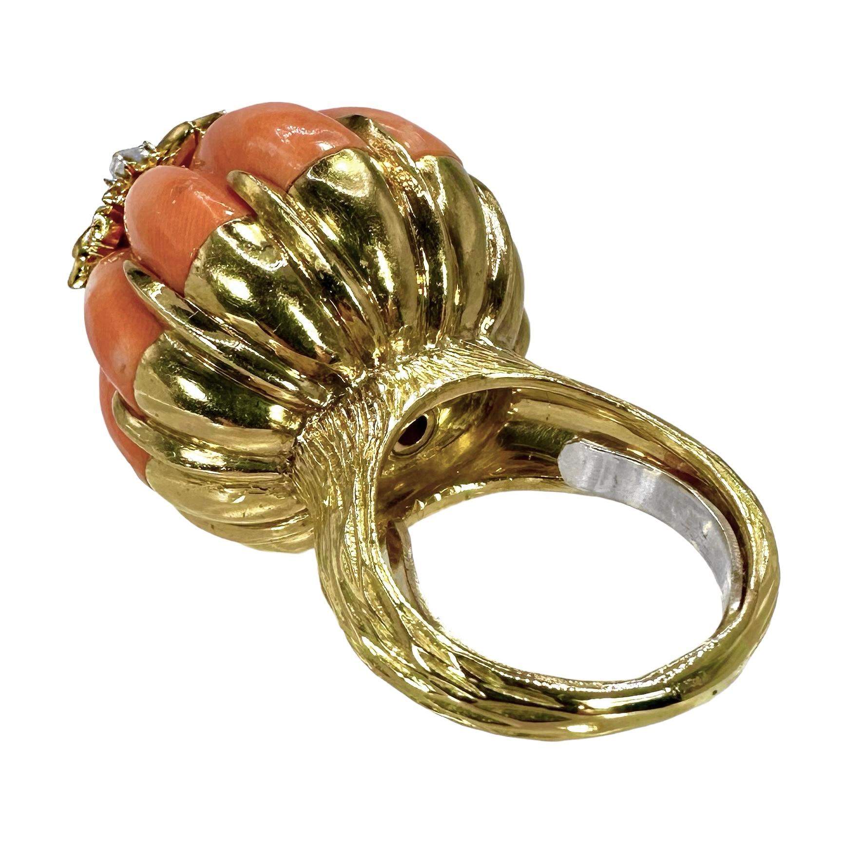 Vintage Kutchinsky 18K Gelbgold, Koralle und Diamant, extrem hoher Dome Ring (Brillantschliff)