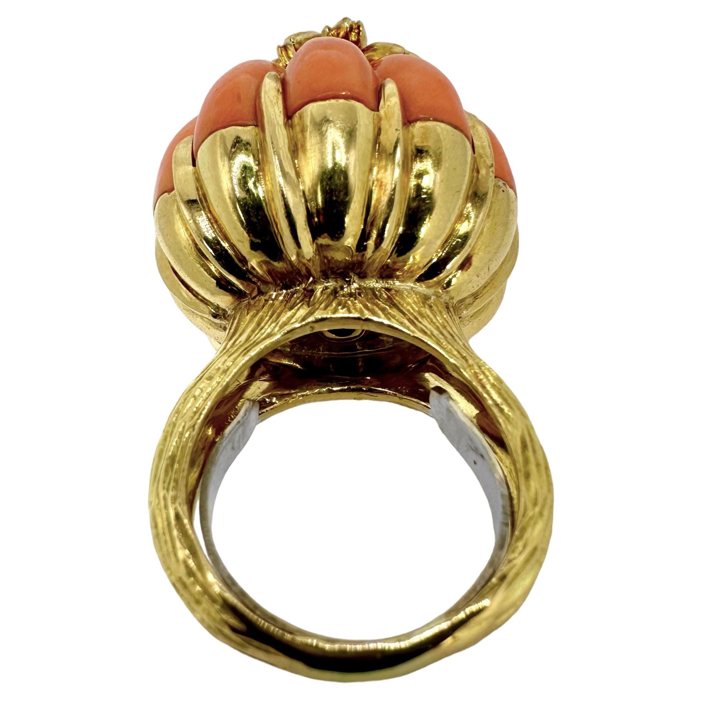Vintage Kutchinsky 18K Gelbgold, Koralle und Diamant, extrem hoher Dome Ring im Zustand „Gut“ in Palm Beach, FL