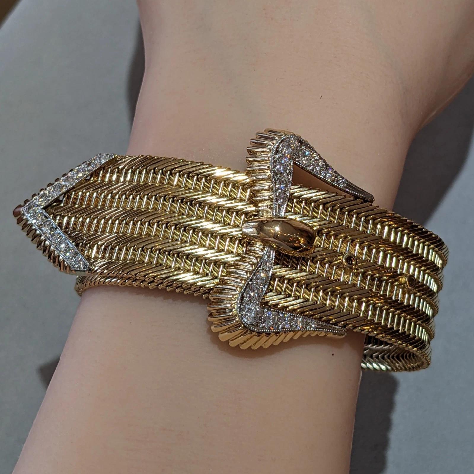 Pulsera vintage Kutchinsky de oro amarillo de 18 quilates con diamantes 

La Pulsera de Cinturón Ancho Vintage lleva una Hebilla de Cinturón de Diamantes y una Tapa Final en forma de V festoneada en el borde y tres agujeros para ajustar el tamaño,