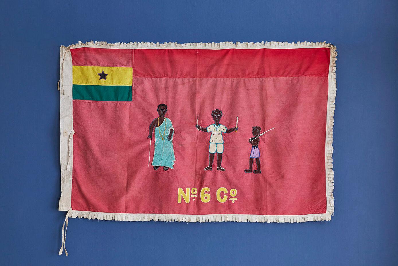 
Kwamina Amoaku
Ghana, 1960er Jahre

Fante Asafo-Flagge mit Baumwollapplikationen. Das Volk der Fante.

Asafo-Flaggen werden vom Volk der Fante in Ghana hergestellt. Die Flaggen sind visuelle Darstellungen militärischer Organisationen in den