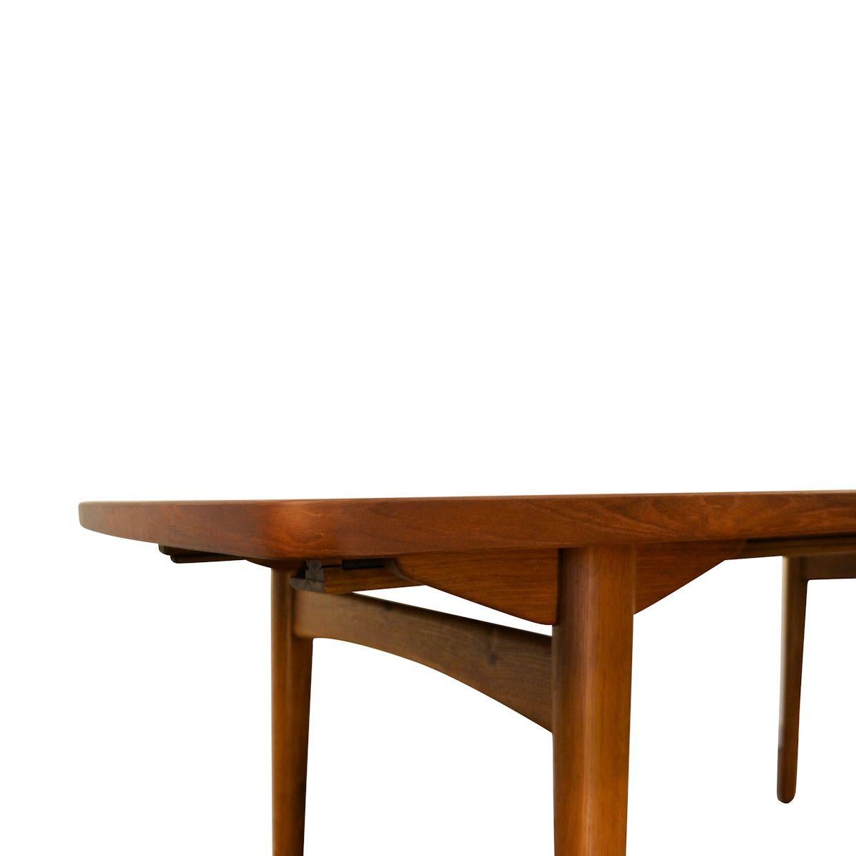Vintage L. Chr. Larsen & Son Teak/Oak Extendable Dining Table In Good Condition For Sale In Panningen, NL