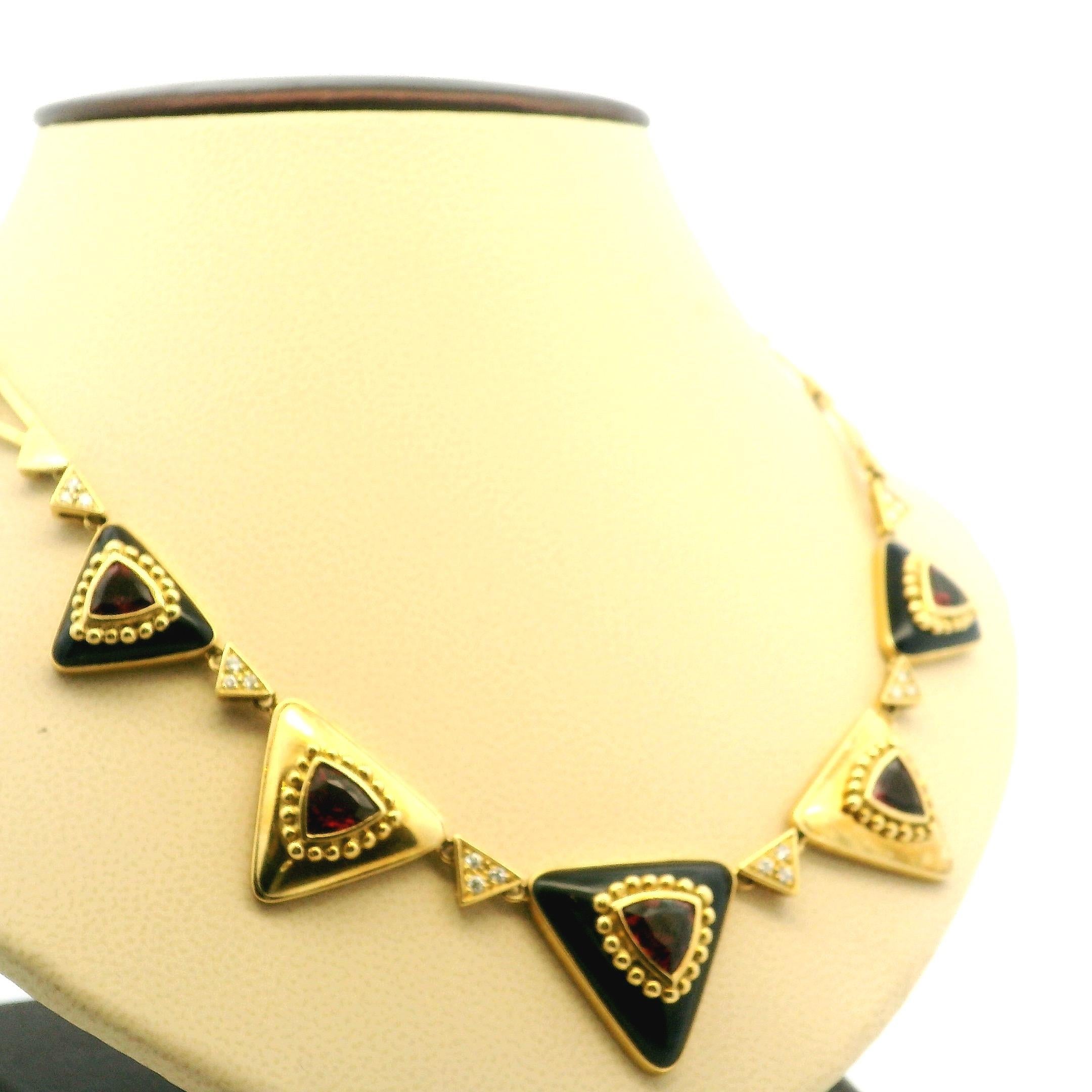 Este collar vintage de L. Ricci para Lancetti, una declaración dramática y coleccionable de la época dorada del diseño italiano, es una rara fusión de colores atrevidos, precisión geométrica y alta artesanía.

Meticulosamente elaborado a mano en oro