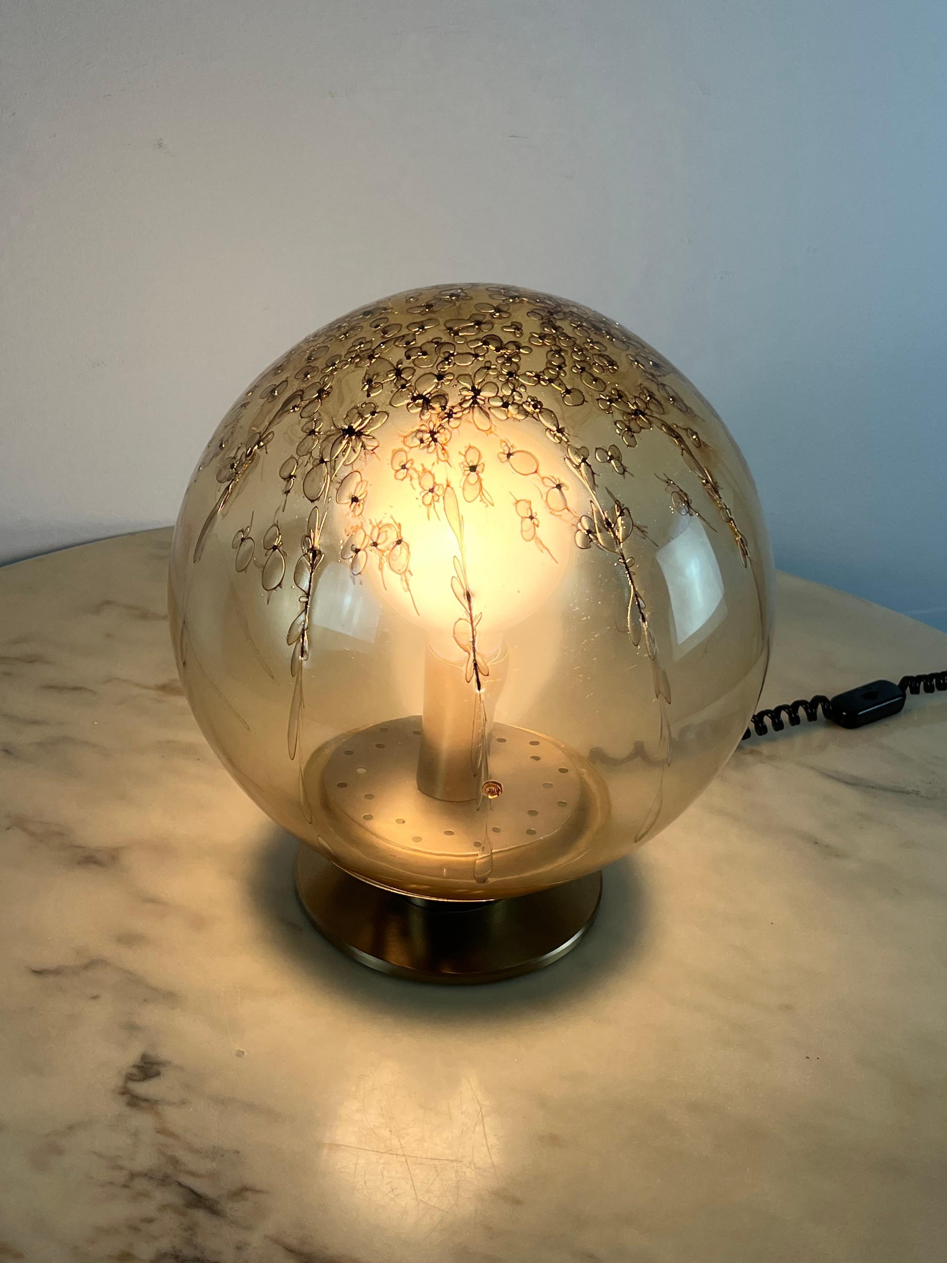 Lampe de table vintage La Murrina, verre de Murano et laiton, Italie, 1968
Il a toujours appartenu à mes grands-parents, un cadeau de mariage.
Intacte et fonctionnelle, elle porte la marque d'attribution.