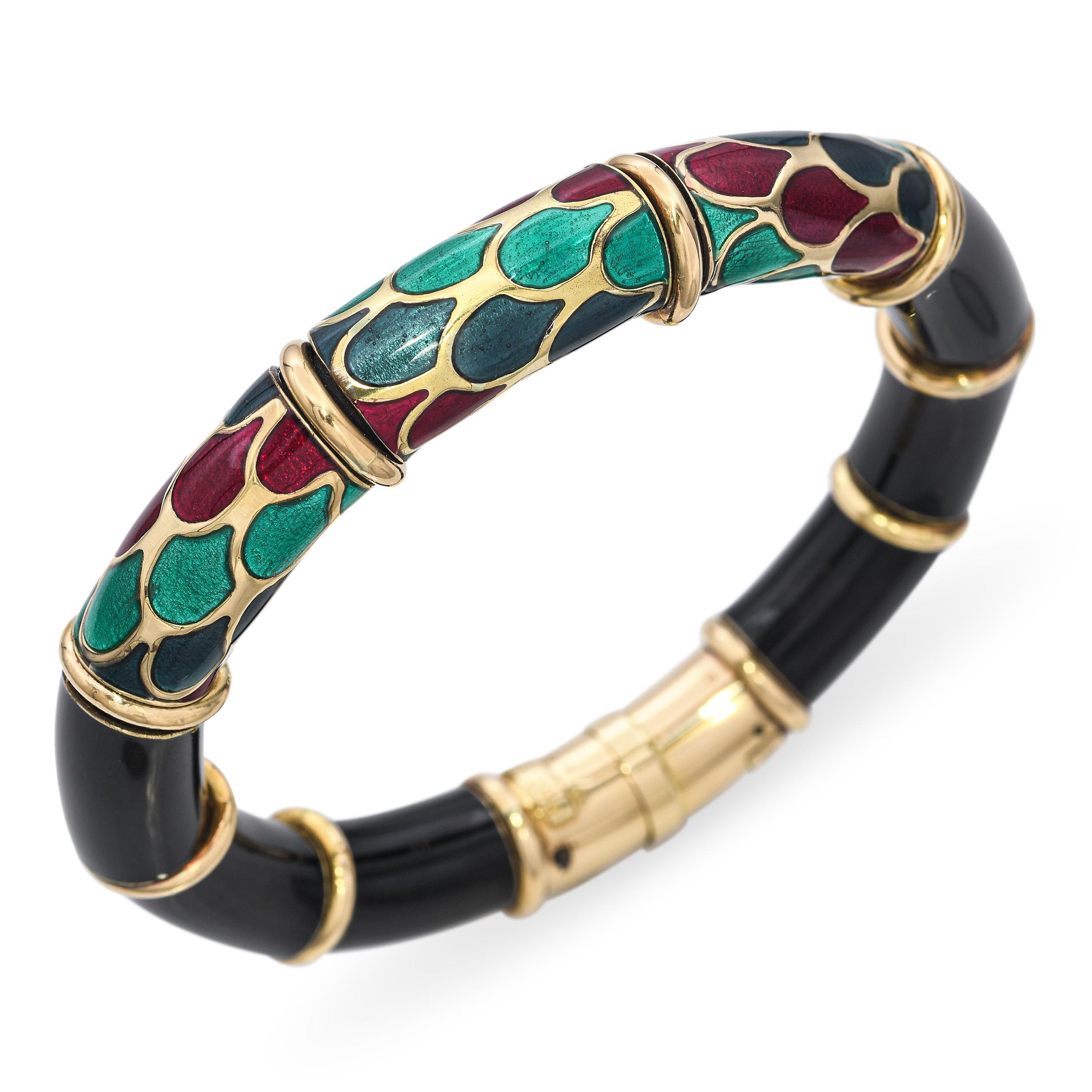 Esta llamativa pulsera presenta un atrevido diseño con segmentos negros intercalados con bandas doradas. La pieza central muestra un intrincado dibujo esmaltado en vibrantes tonos rojos, verdes y azules, perfilado en dorado.

Peso: 43 gramos