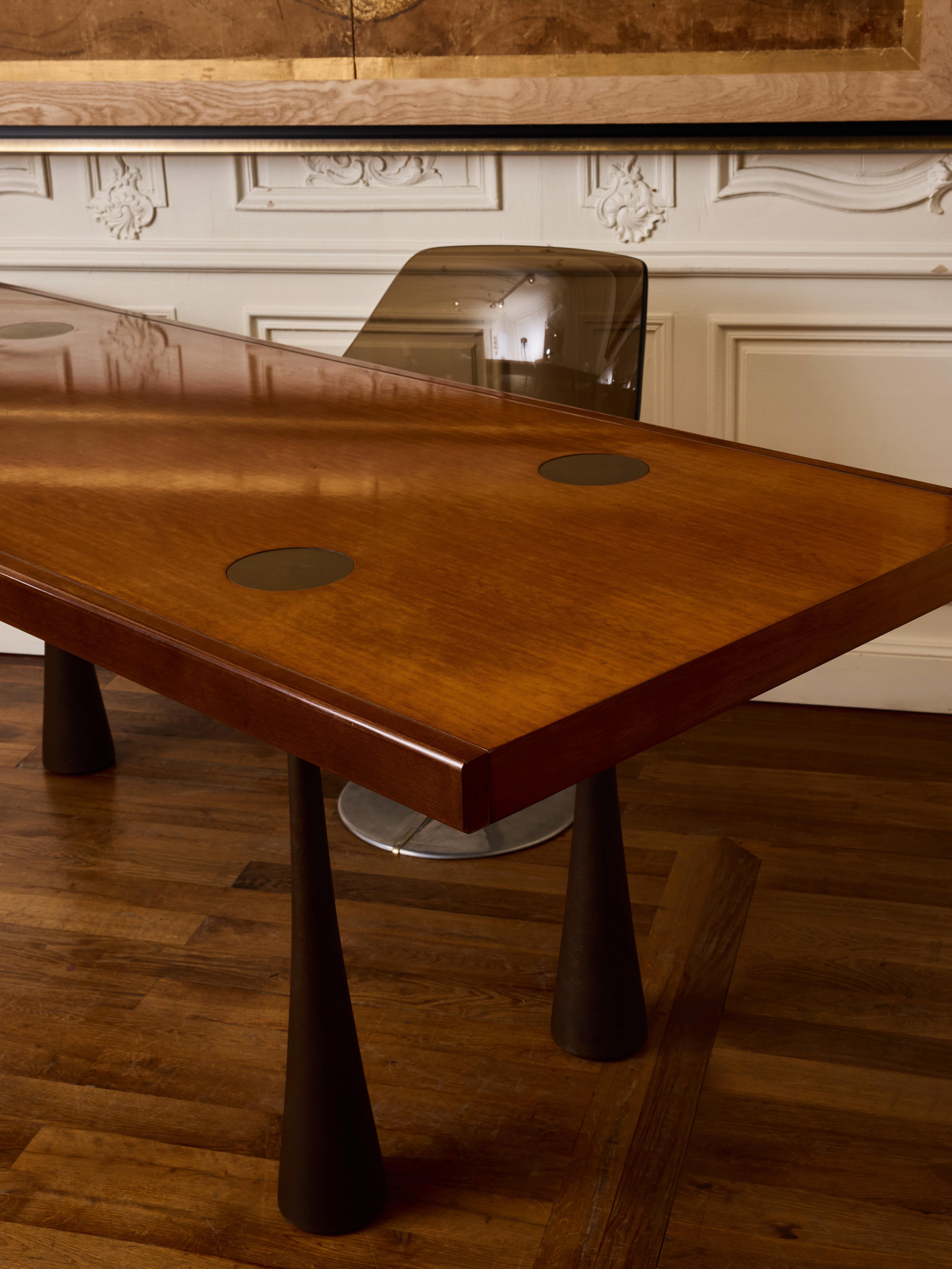 Table vintage « La Sorgente Dei Mobili » d'Angelo Mangiarotti.
4 pieds en bronze patiné et plateau en bois verni.
Italie, 1970

Angelo Mangiarotti (1921-2012) était un architecte et designer italien né à Milan.
Son travail de concepteur a été marqué