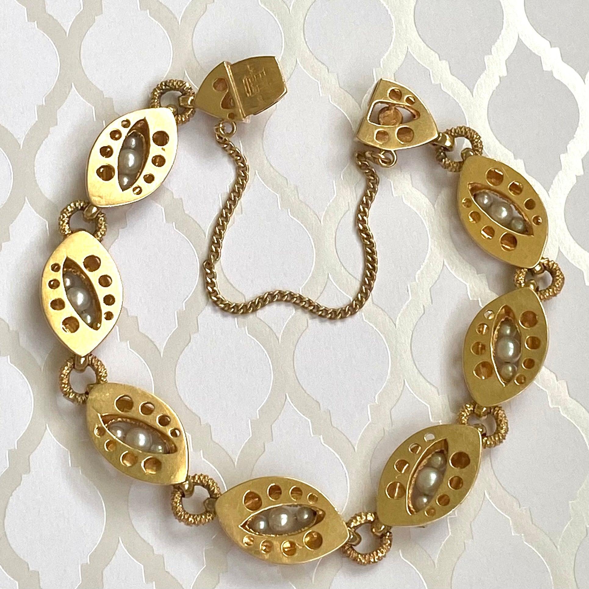 Taille ronde Bracelet vintage La Triomphe en or jaune 14 carats et perles en vente