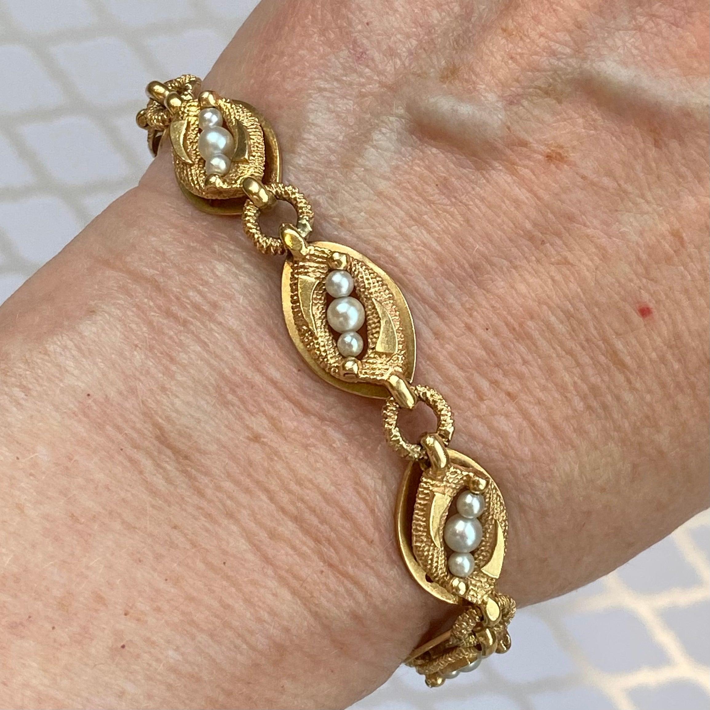 Bracelet vintage La Triomphe en or jaune 14 carats et perles en vente 1